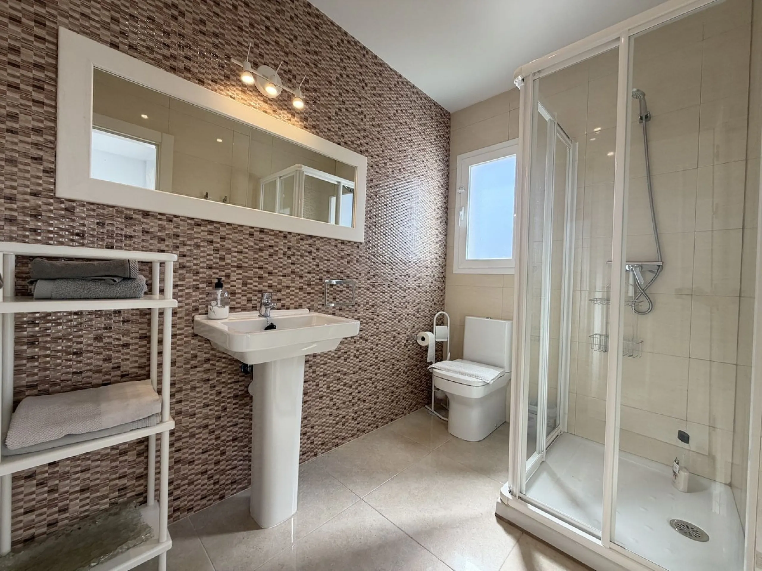 A fantastic opportunity to own a beautifully, spacious detached Villa with Sea Views in a quiet urbanisation with no community fees, just 10 minutes from the town and beach.
