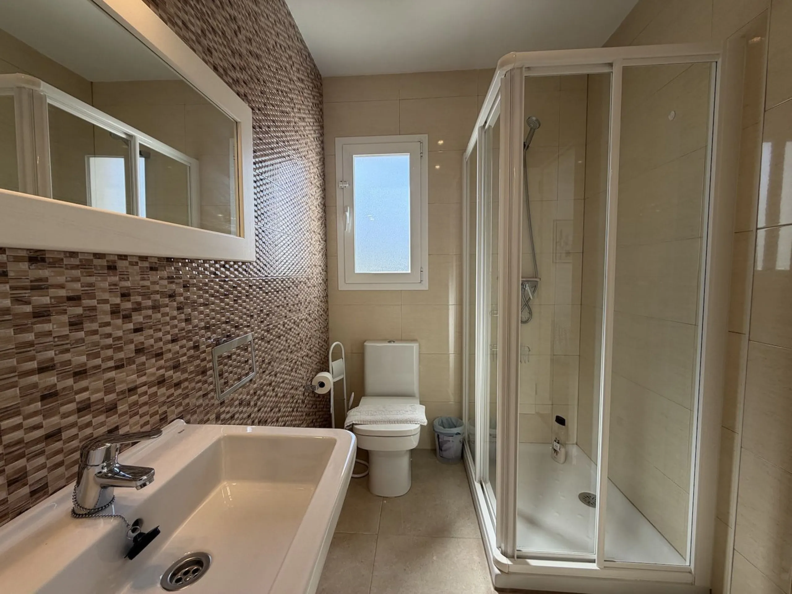 A fantastic opportunity to own a beautifully, spacious detached Villa with Sea Views in a quiet urbanisation with no community fees, just 10 minutes from the town and beach.