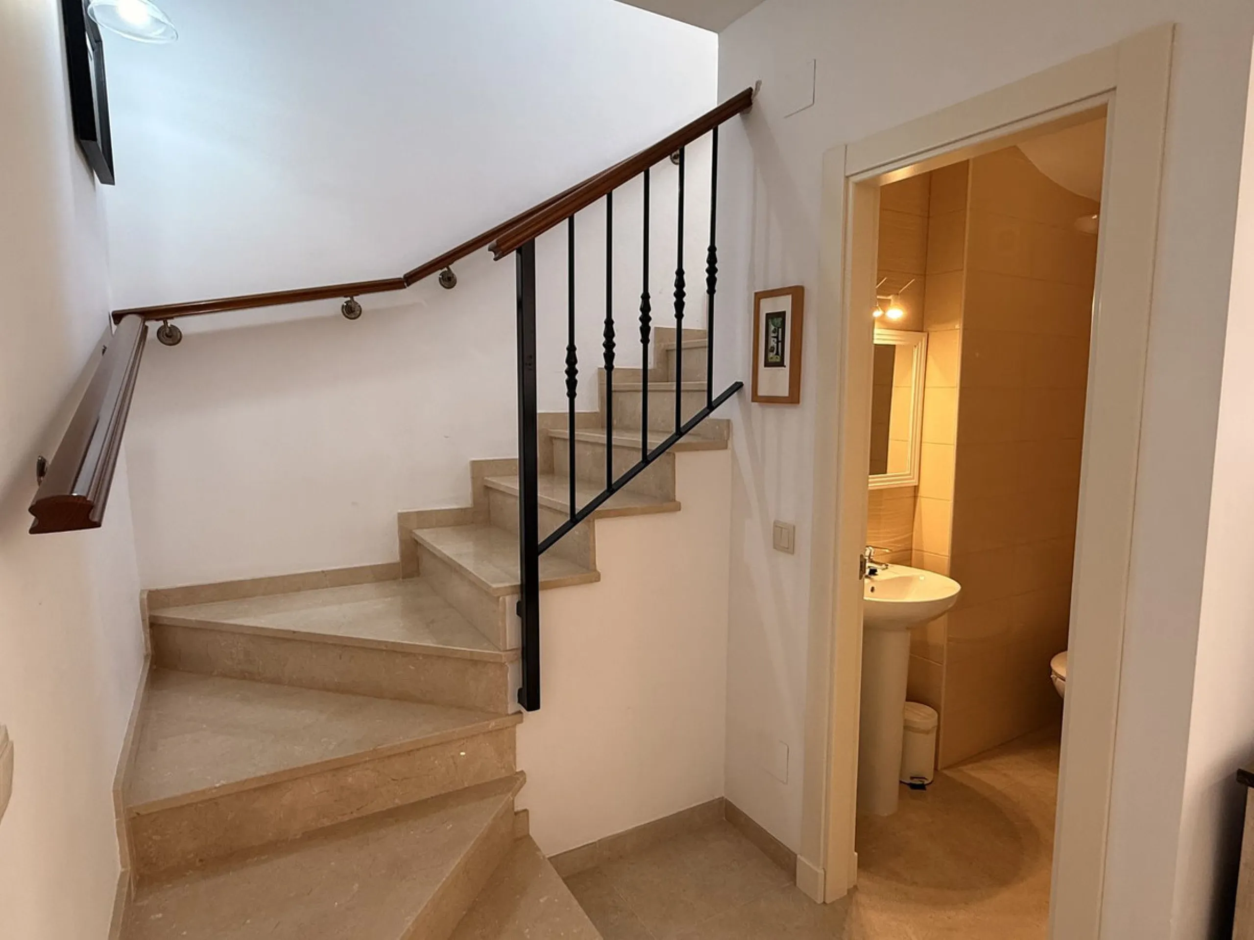 A fantastic opportunity to own a beautifully, spacious detached Villa with Sea Views in a quiet urbanisation with no community fees, just 10 minutes from the town and beach.