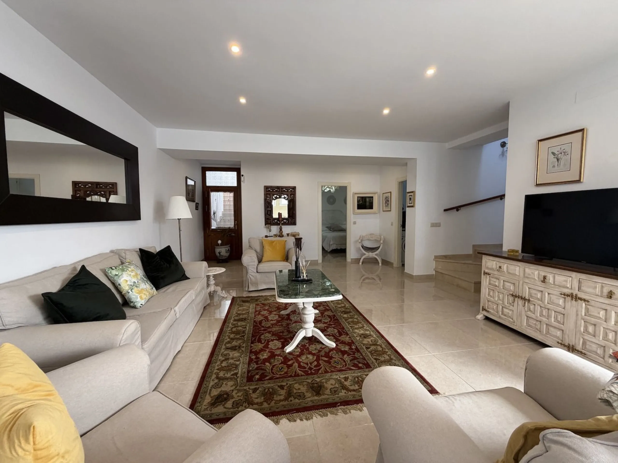 A fantastic opportunity to own a beautifully, spacious detached Villa with Sea Views in a quiet urbanisation with no community fees, just 10 minutes from the town and beach.
