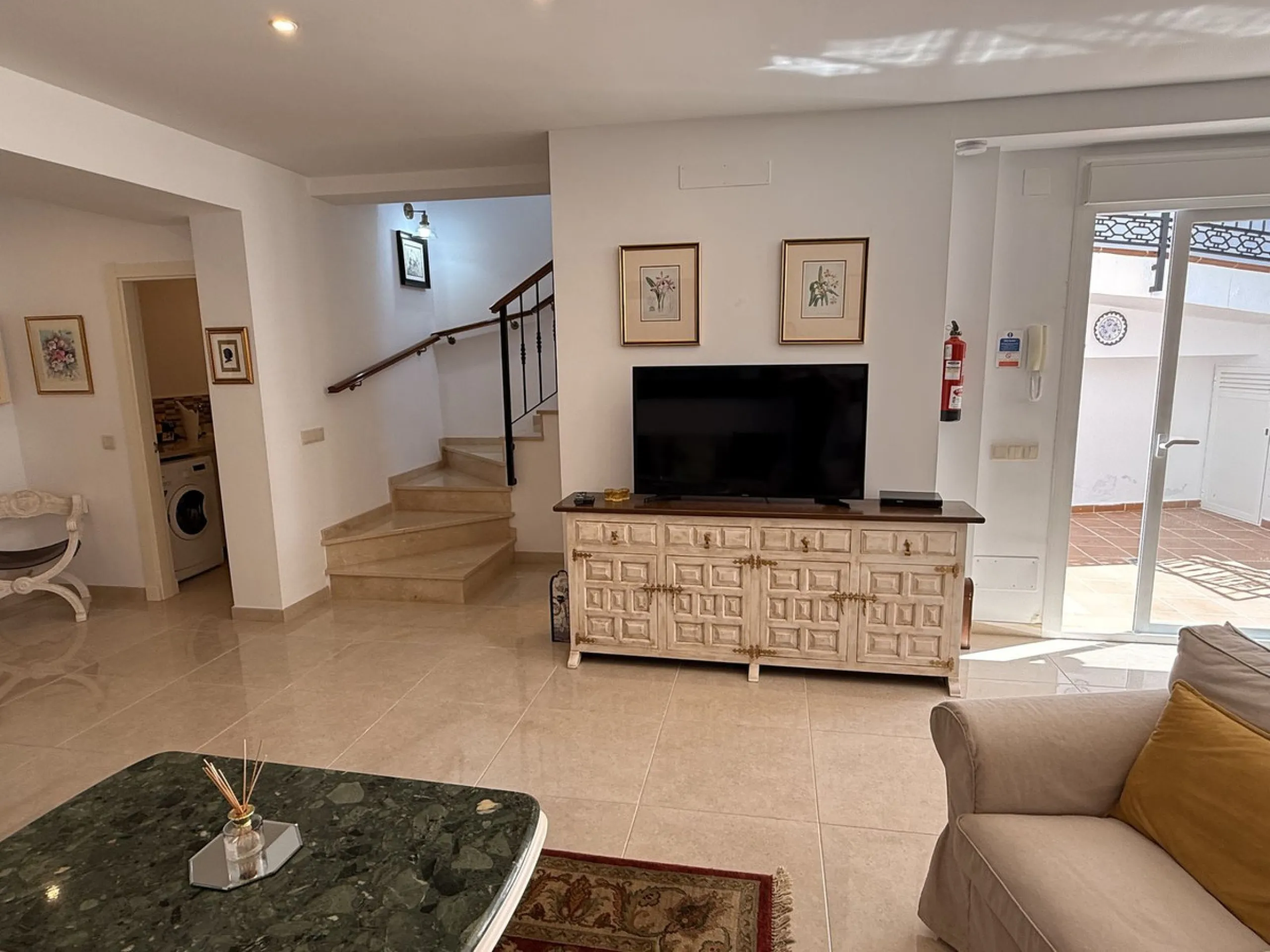 A fantastic opportunity to own a beautifully, spacious detached Villa with Sea Views in a quiet urbanisation with no community fees, just 10 minutes from the town and beach.