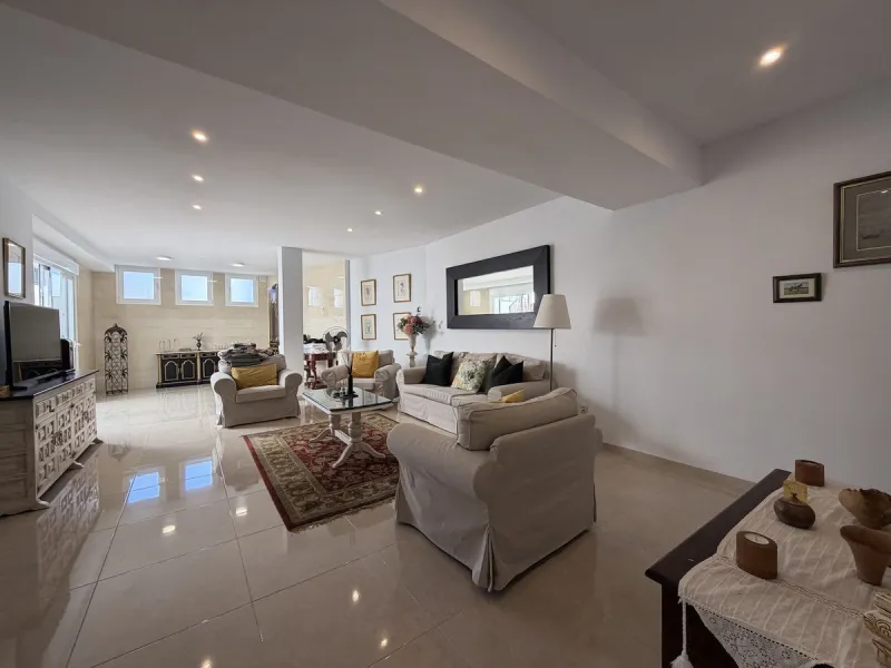 A fantastic opportunity to own a beautifully, spacious detached Villa with Sea Views in a quiet urbanisation with no community fees, just 10 minutes from the town and beach.