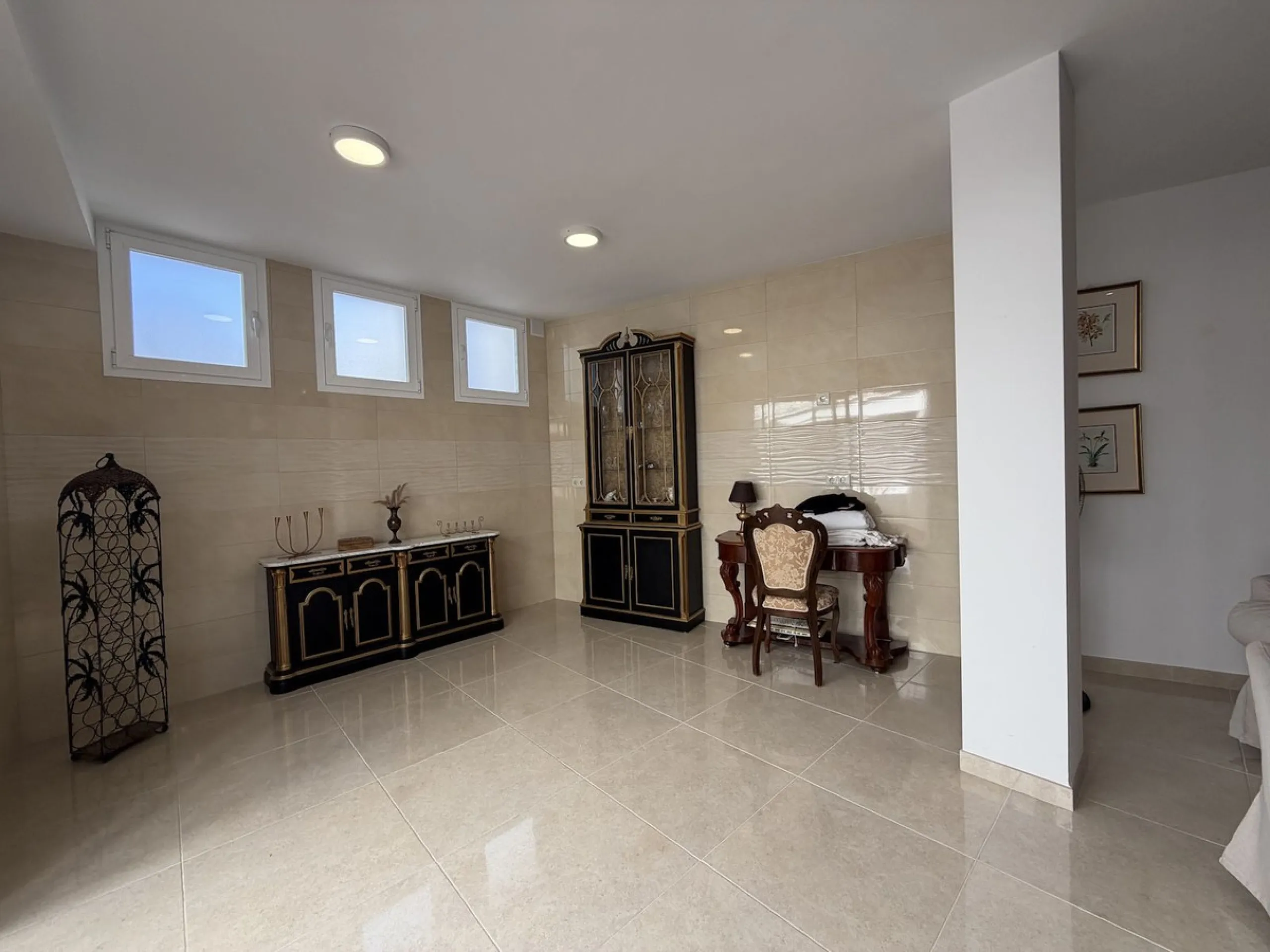A fantastic opportunity to own a beautifully, spacious detached Villa with Sea Views in a quiet urbanisation with no community fees, just 10 minutes from the town and beach.