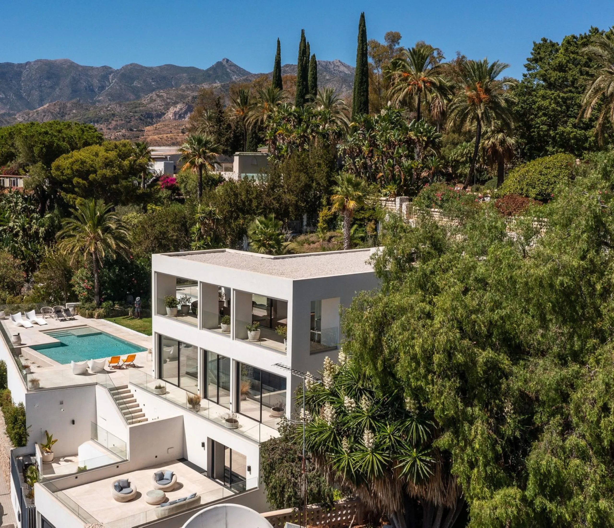Marbella – Exceptional Contemporary Villa, Sold Furnished, in the Exclusive Rio Real Area, Next to the Golf