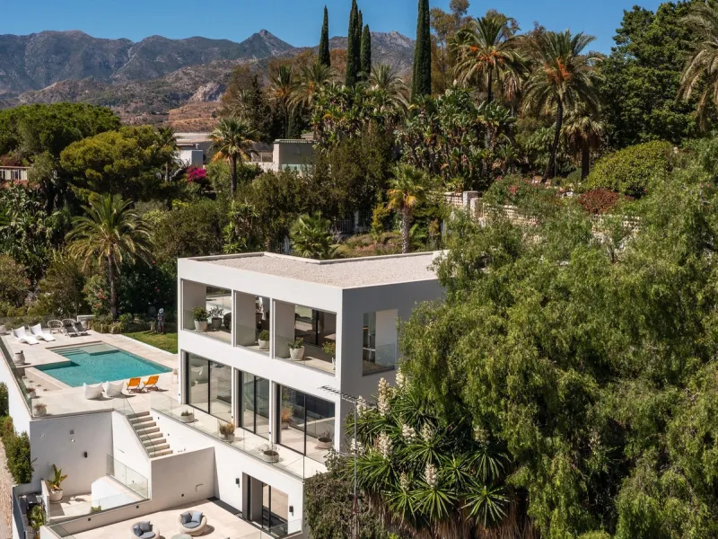 Marbella – Exceptional Contemporary Villa, Sold Furnished, in the Exclusive Rio Real Area, Next to the Golf