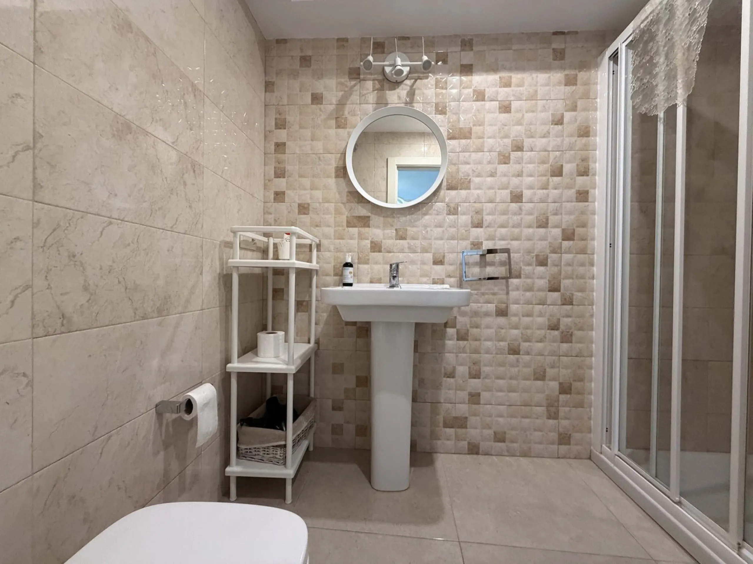 A fantastic opportunity to own a beautifully, spacious detached Villa with Sea Views in a quiet urbanisation with no community fees, just 10 minutes from the town and beach.