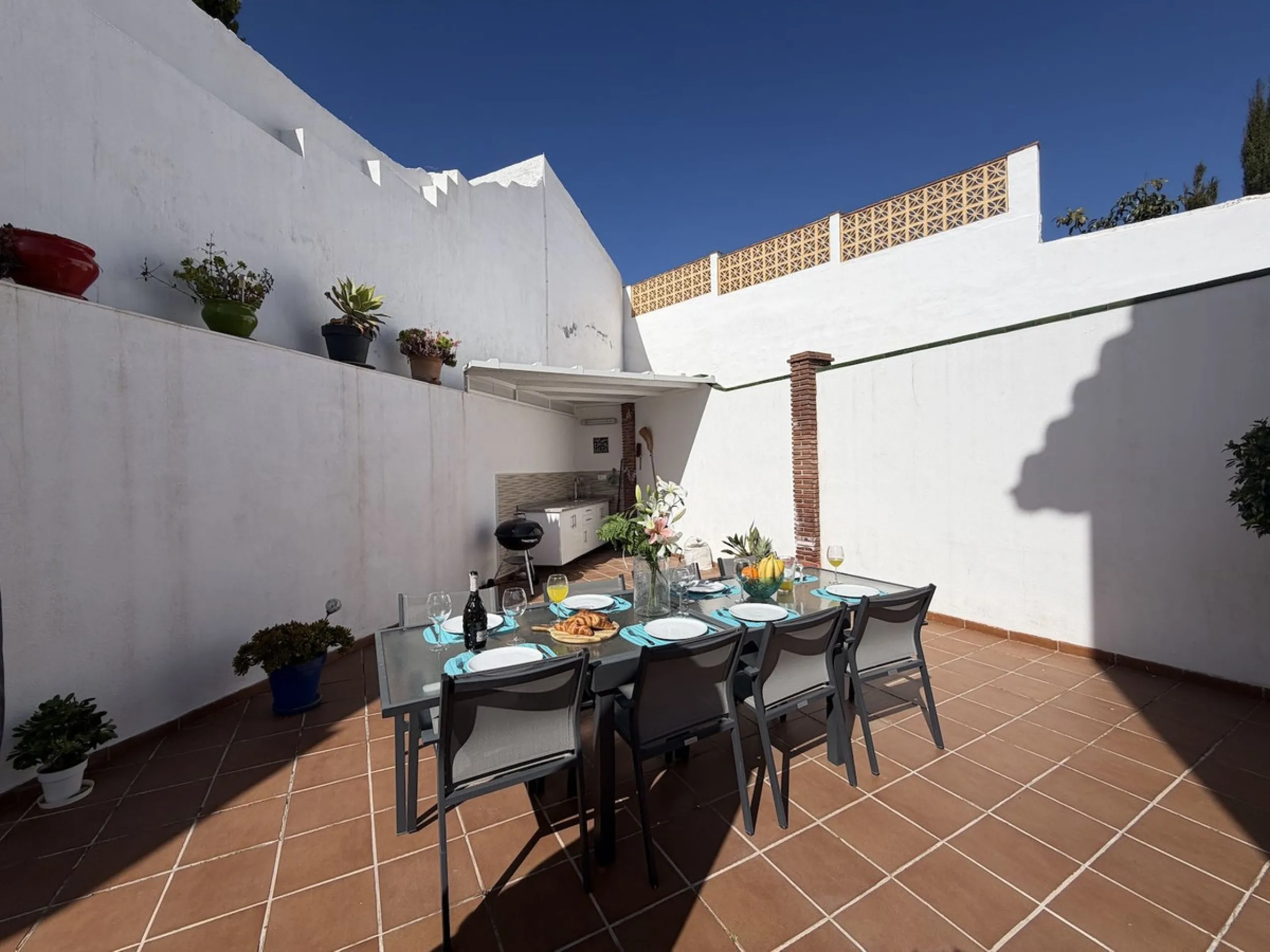 A fantastic opportunity to own a beautifully, spacious detached Villa with Sea Views in a quiet urbanisation with no community fees, just 10 minutes from the town and beach.