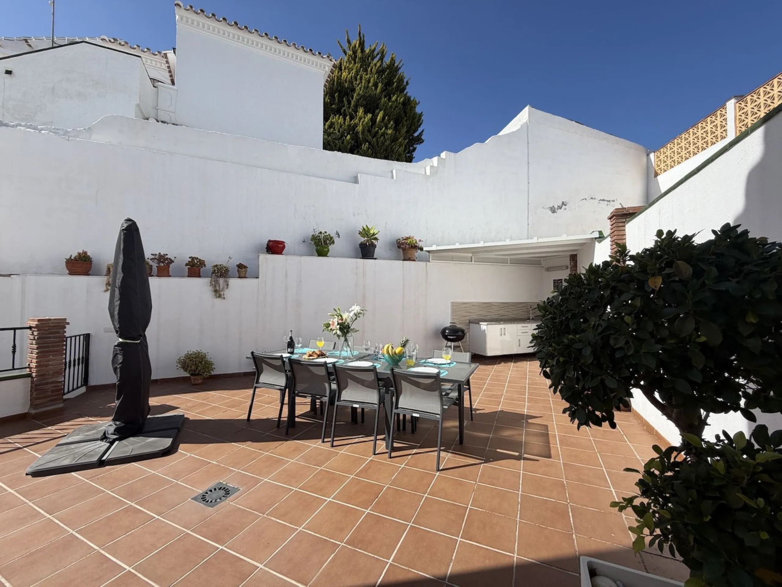 A fantastic opportunity to own a beautifully, spacious detached Villa with Sea Views in a quiet urbanisation with no community fees, just 10 minutes from the town and beach.