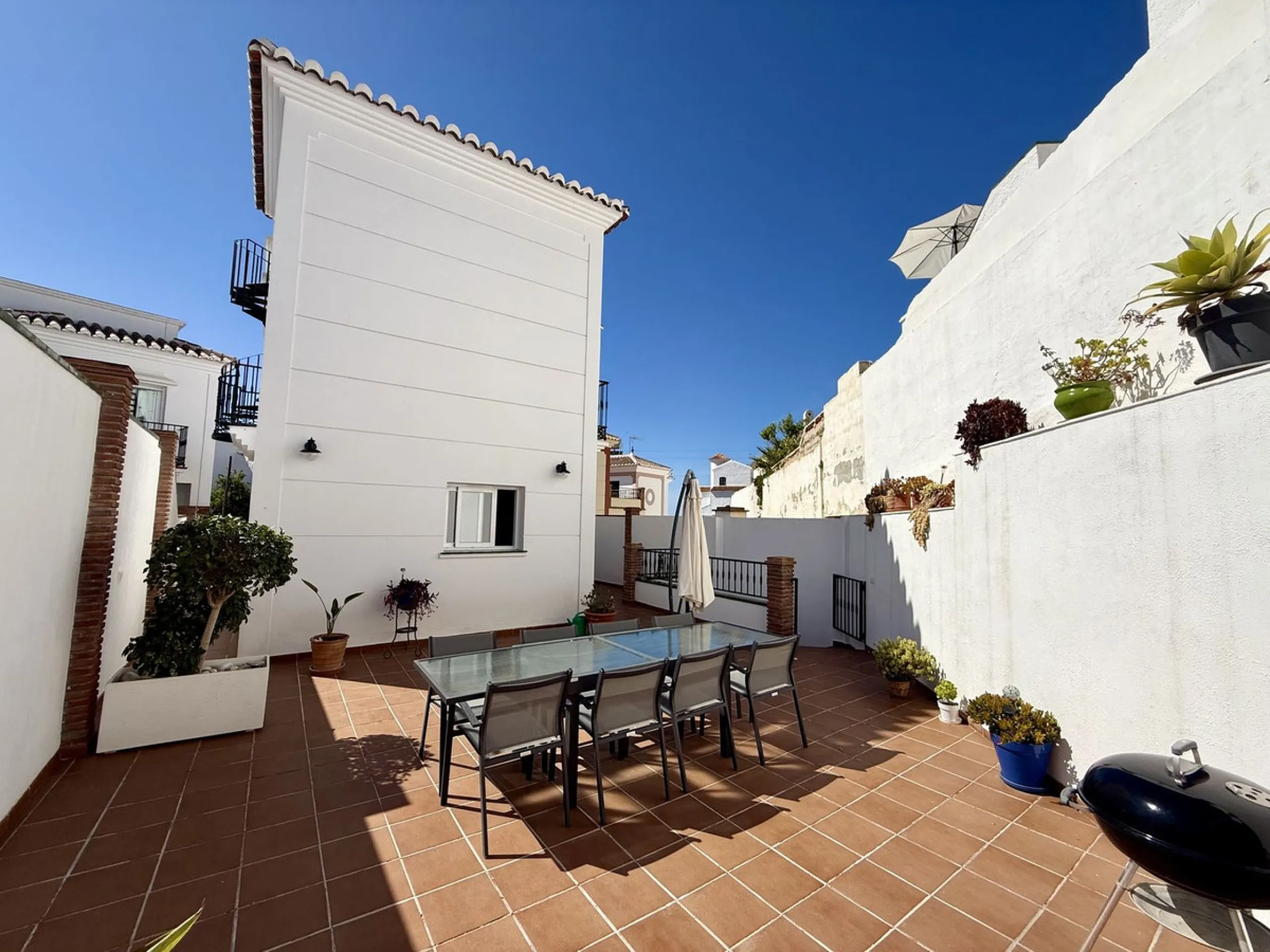 A fantastic opportunity to own a beautifully, spacious detached Villa with Sea Views in a quiet urbanisation with no community fees, just 10 minutes from the town and beach.