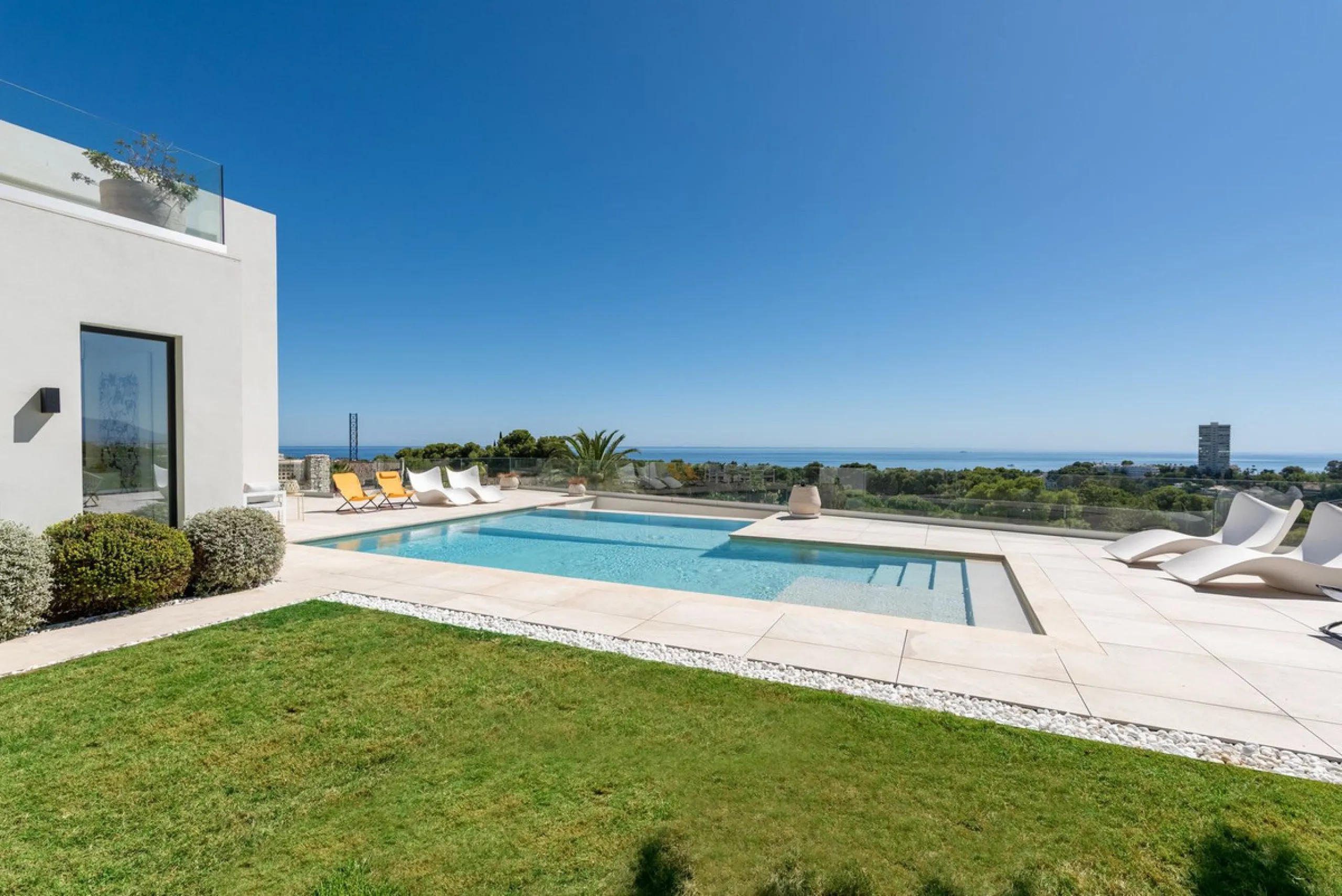 Marbella – Exceptional Contemporary Villa, Sold Furnished, in the Exclusive Rio Real Area, Next to the Golf