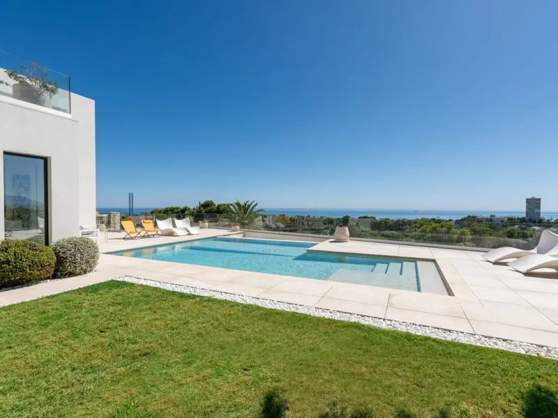 Marbella – Exceptional Contemporary Villa, Sold Furnished, in the Exclusive Rio Real Area, Next to the Golf