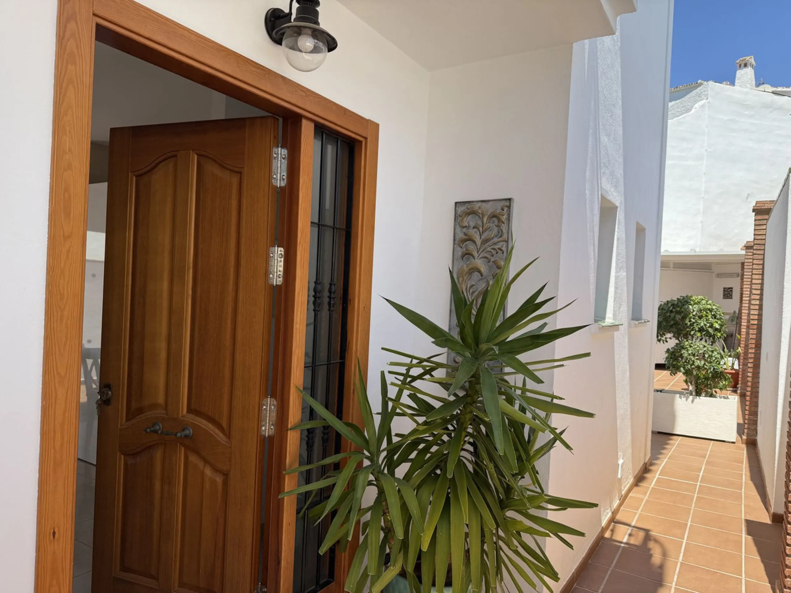 A fantastic opportunity to own a beautifully, spacious detached Villa with Sea Views in a quiet urbanisation with no community fees, just 10 minutes from the town and beach.
