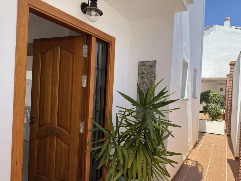 A fantastic opportunity to own a beautifully, spacious detached Villa with Sea Views in a quiet urbanisation with no community fees, just 10 minutes from the town and beach.