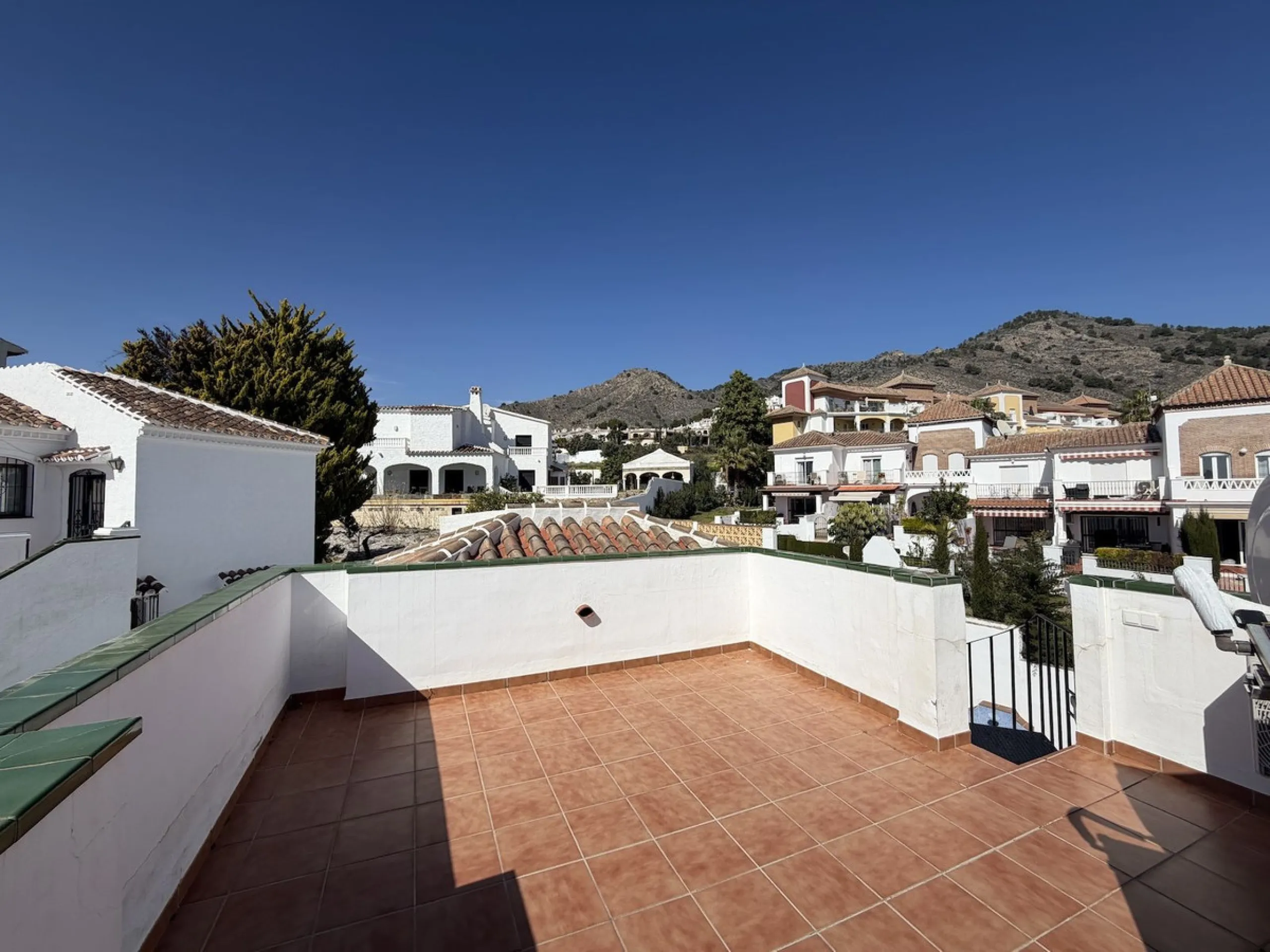A fantastic opportunity to own a beautifully, spacious detached Villa with Sea Views in a quiet urbanisation with no community fees, just 10 minutes from the town and beach.