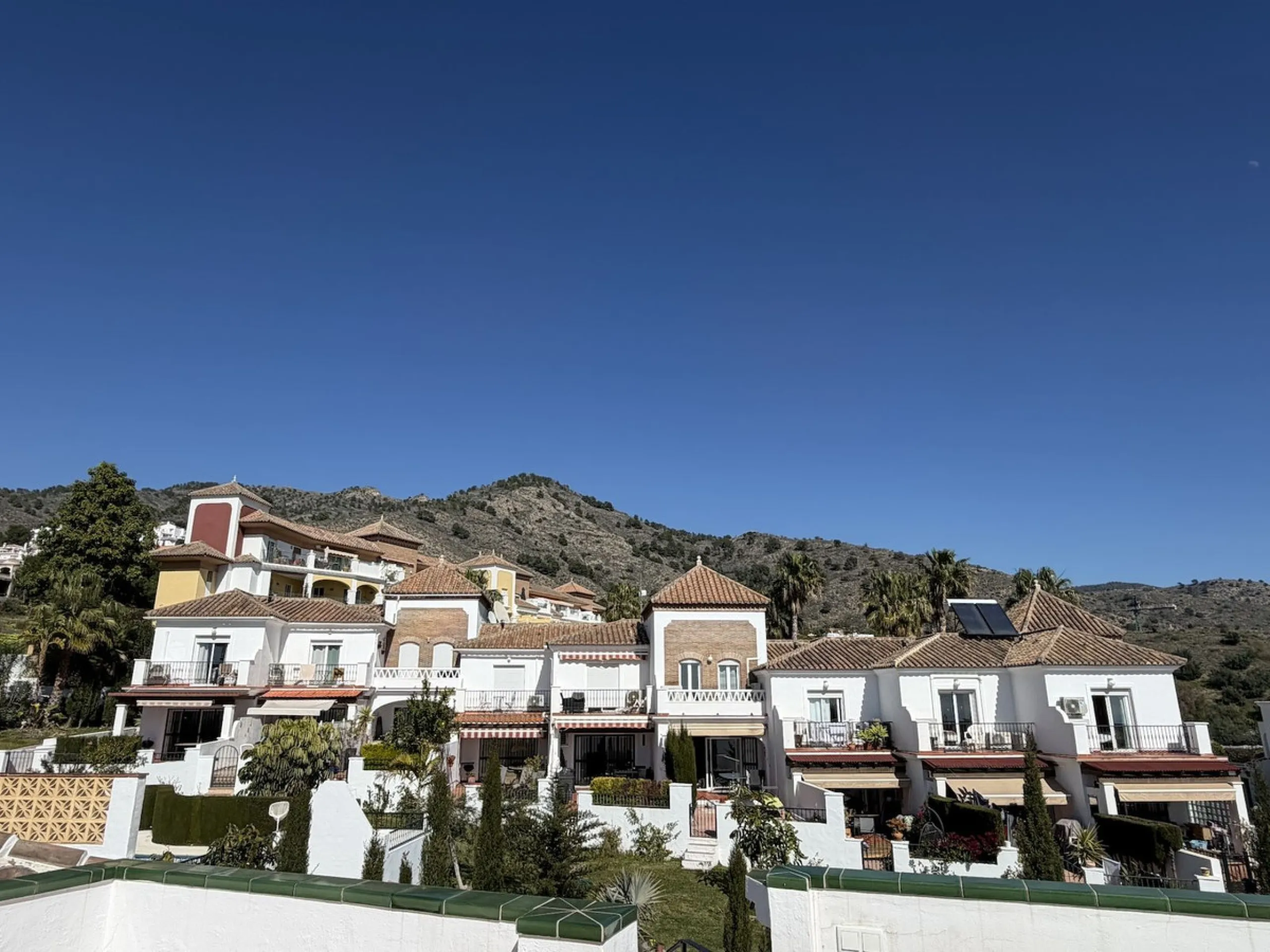 A fantastic opportunity to own a beautifully, spacious detached Villa with Sea Views in a quiet urbanisation with no community fees, just 10 minutes from the town and beach.