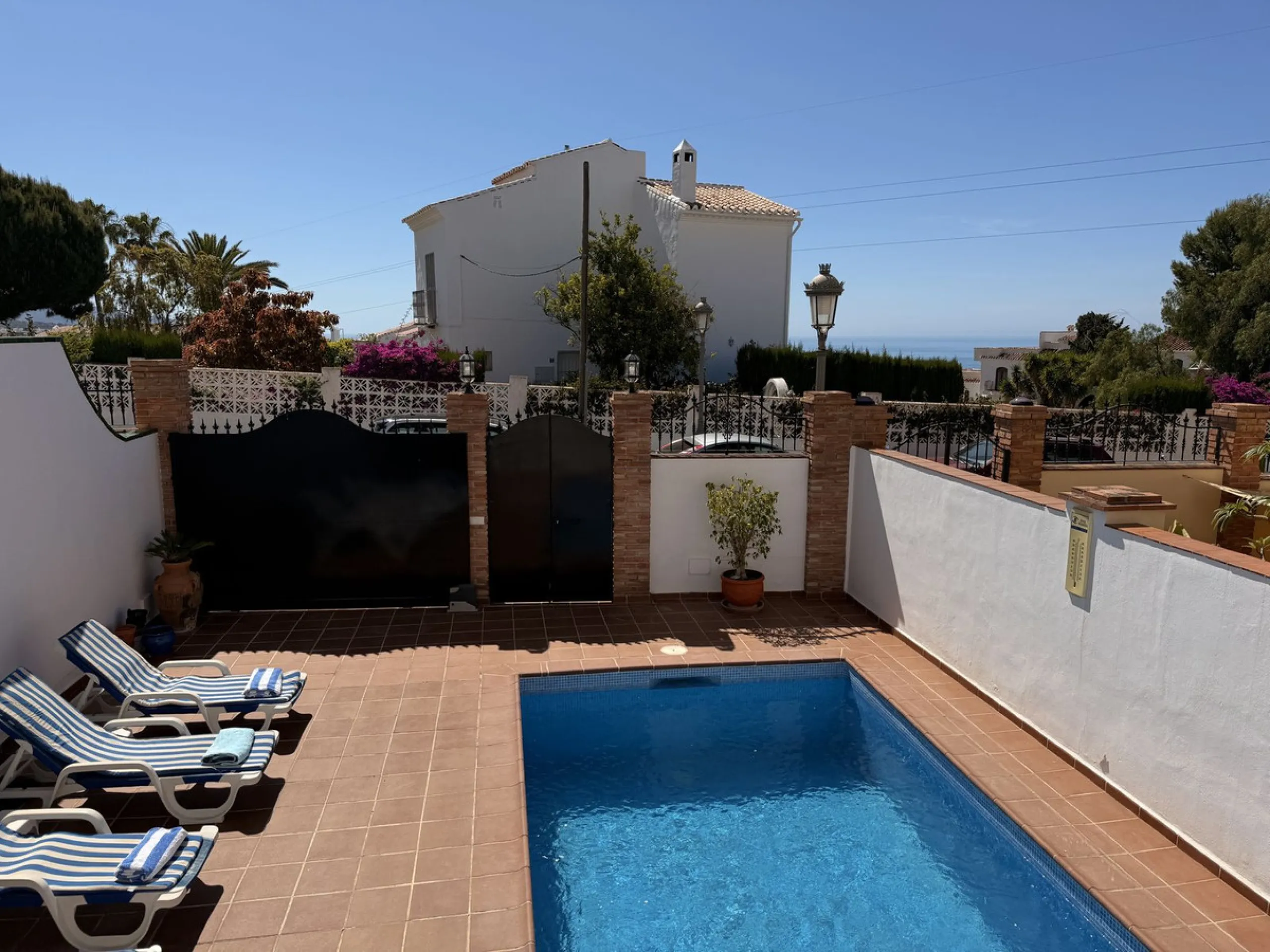 A fantastic opportunity to own a beautifully, spacious detached Villa with Sea Views in a quiet urbanisation with no community fees, just 10 minutes from the town and beach.