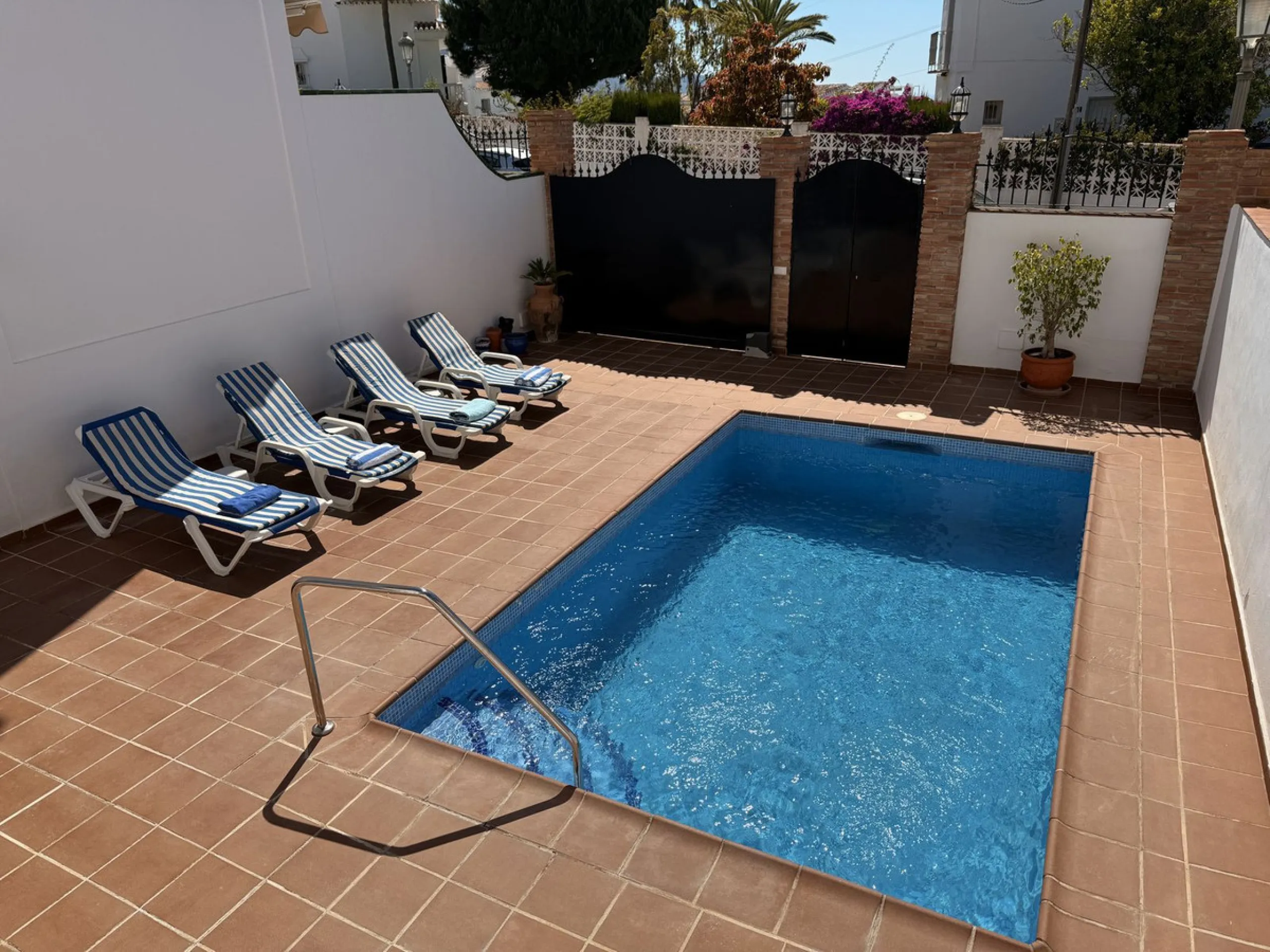 A fantastic opportunity to own a beautifully, spacious detached Villa with Sea Views in a quiet urbanisation with no community fees, just 10 minutes from the town and beach.