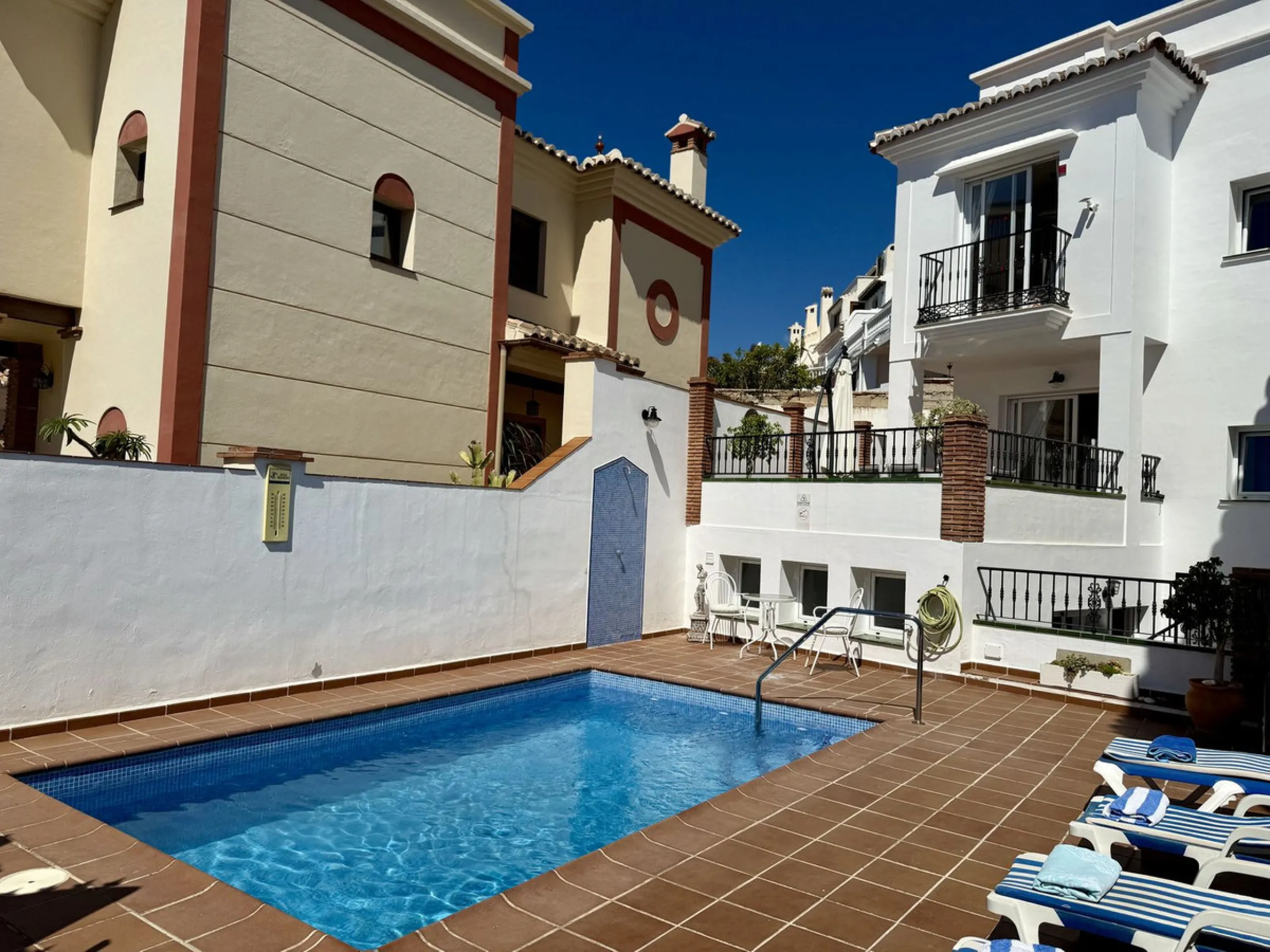 A fantastic opportunity to own a beautifully, spacious detached Villa with Sea Views in a quiet urbanisation with no community fees, just 10 minutes from the town and beach.