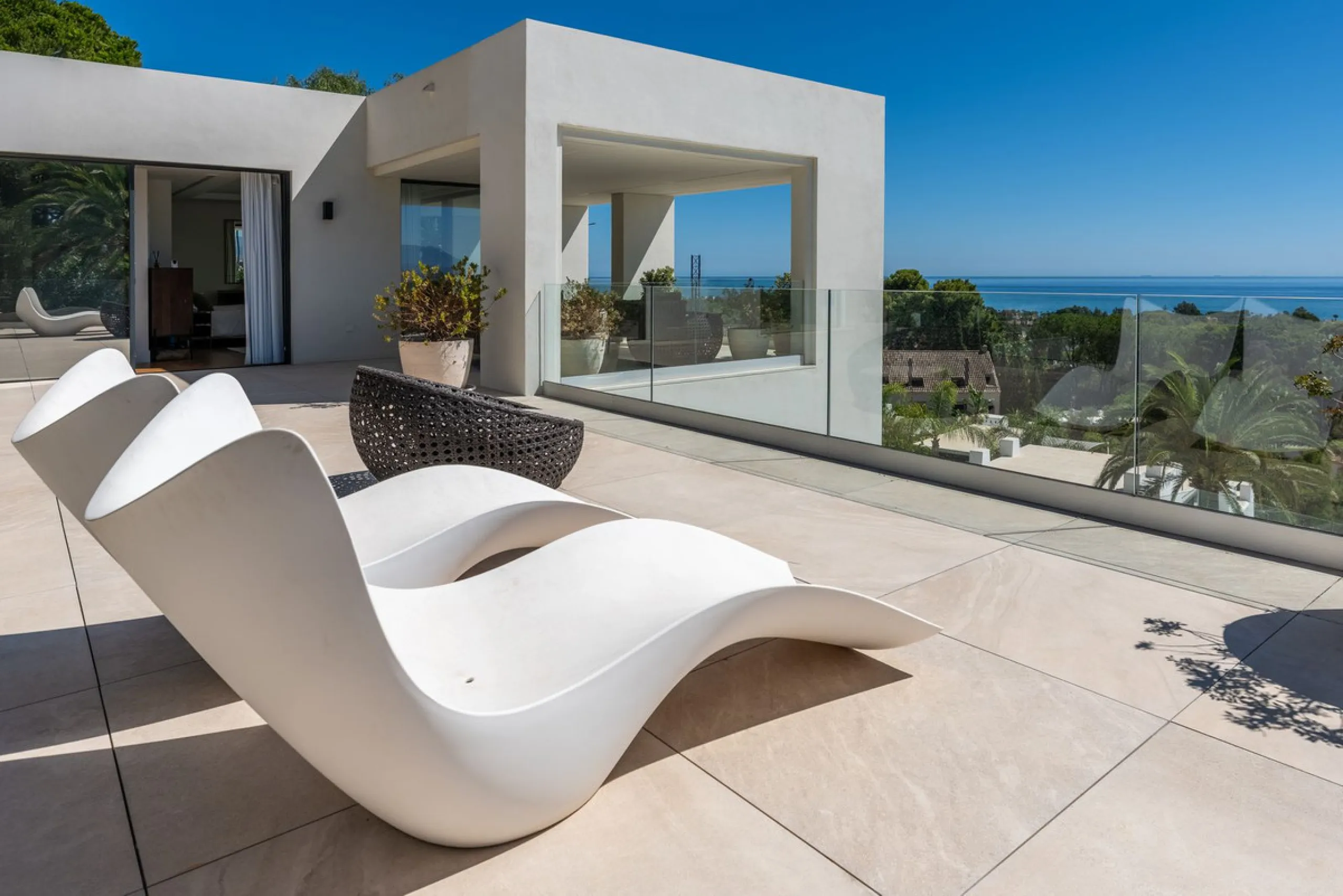Marbella – Exceptional Contemporary Villa, Sold Furnished, in the Exclusive Rio Real Area, Next to the Golf