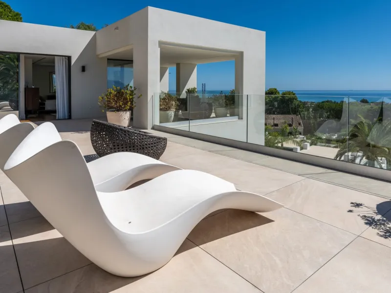 Marbella – Exceptional Contemporary Villa, Sold Furnished, in the Exclusive Rio Real Area, Next to the Golf