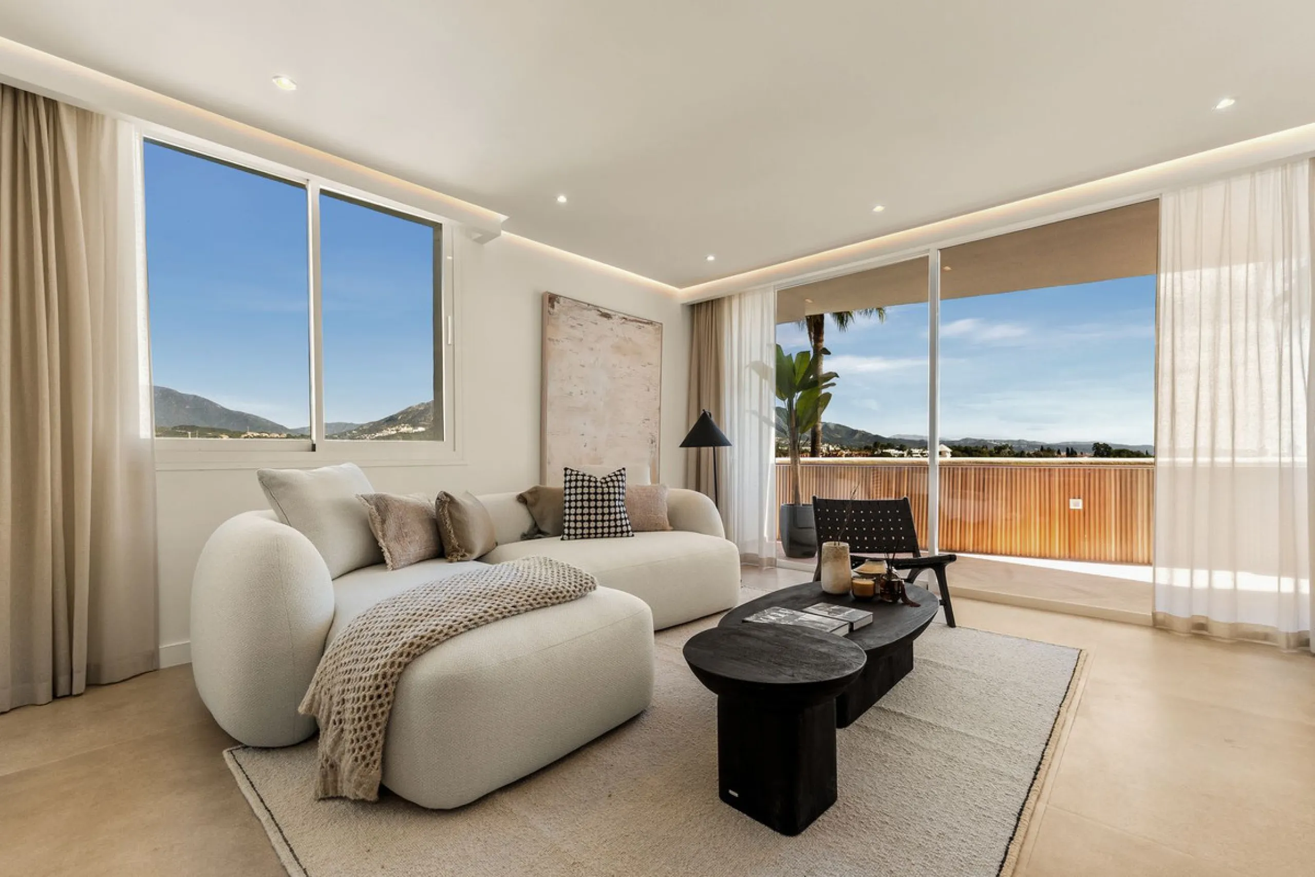Discover this stunning fully renovated apartment in the heart of Nueva Andalucía, one of the most sought-after and fast-growing areas on the Costa del Sol.