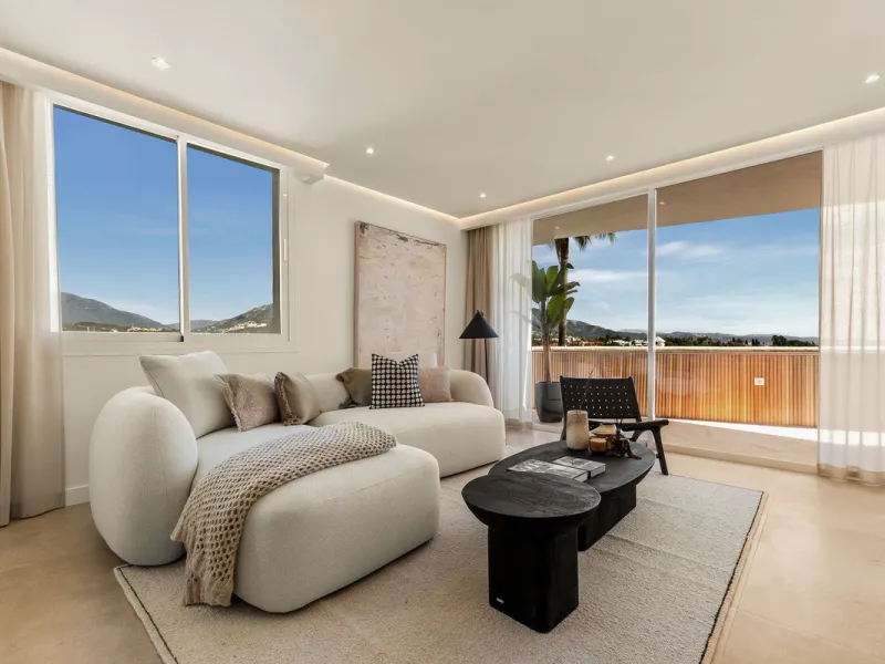 Discover this stunning fully renovated apartment in the heart of Nueva Andalucía, one of the most sought-after and fast-growing areas on the Costa del Sol.