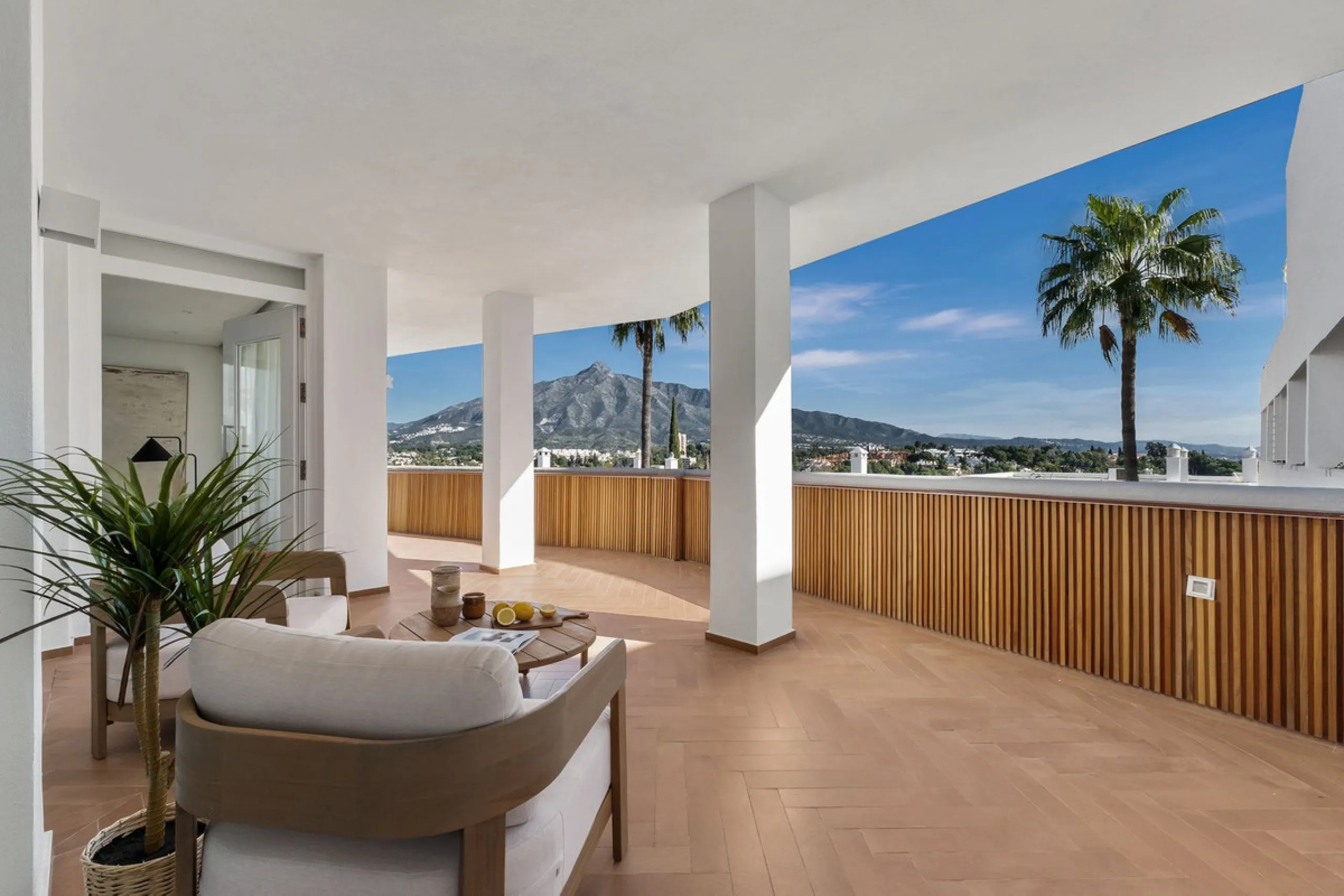 Discover this stunning fully renovated apartment in the heart of Nueva Andalucía, one of the most sought-after and fast-growing areas on the Costa del Sol.