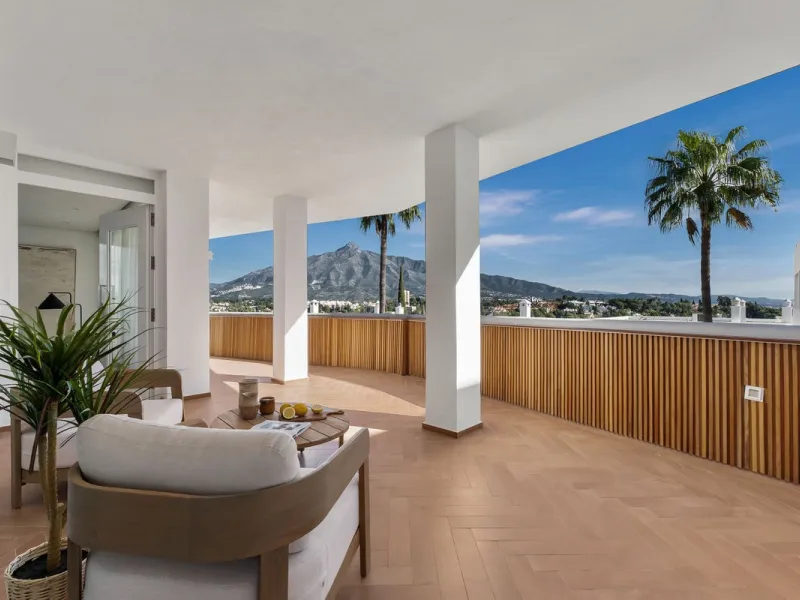 Discover this stunning fully renovated apartment in the heart of Nueva Andalucía, one of the most sought-after and fast-growing areas on the Costa del Sol.