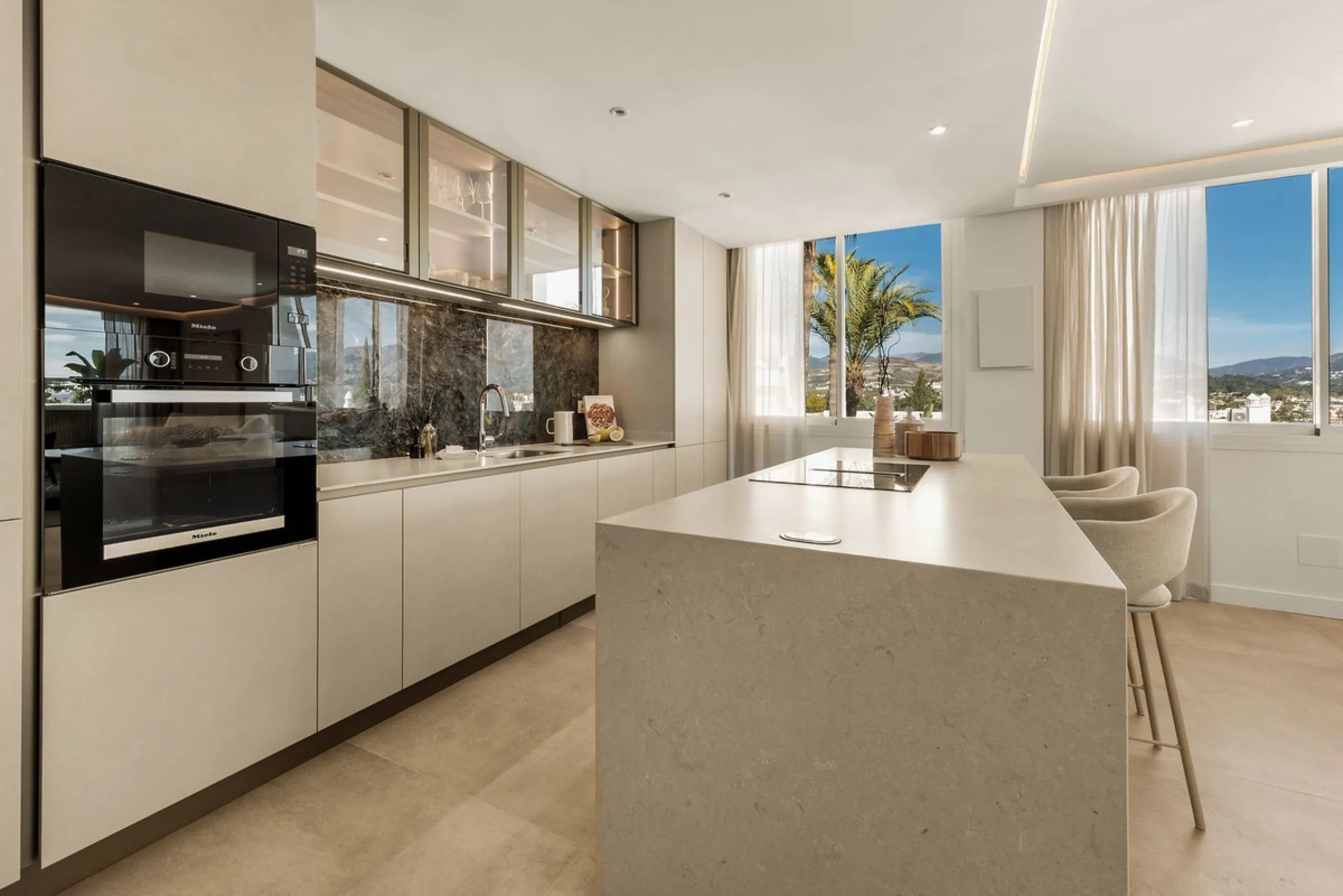 Discover this stunning fully renovated apartment in the heart of Nueva Andalucía, one of the most sought-after and fast-growing areas on the Costa del Sol.