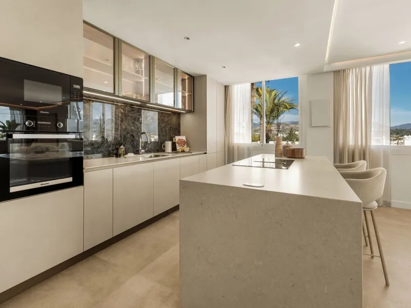 Discover this stunning fully renovated apartment in the heart of Nueva Andalucía, one of the most sought-after and fast-growing areas on the Costa del Sol.