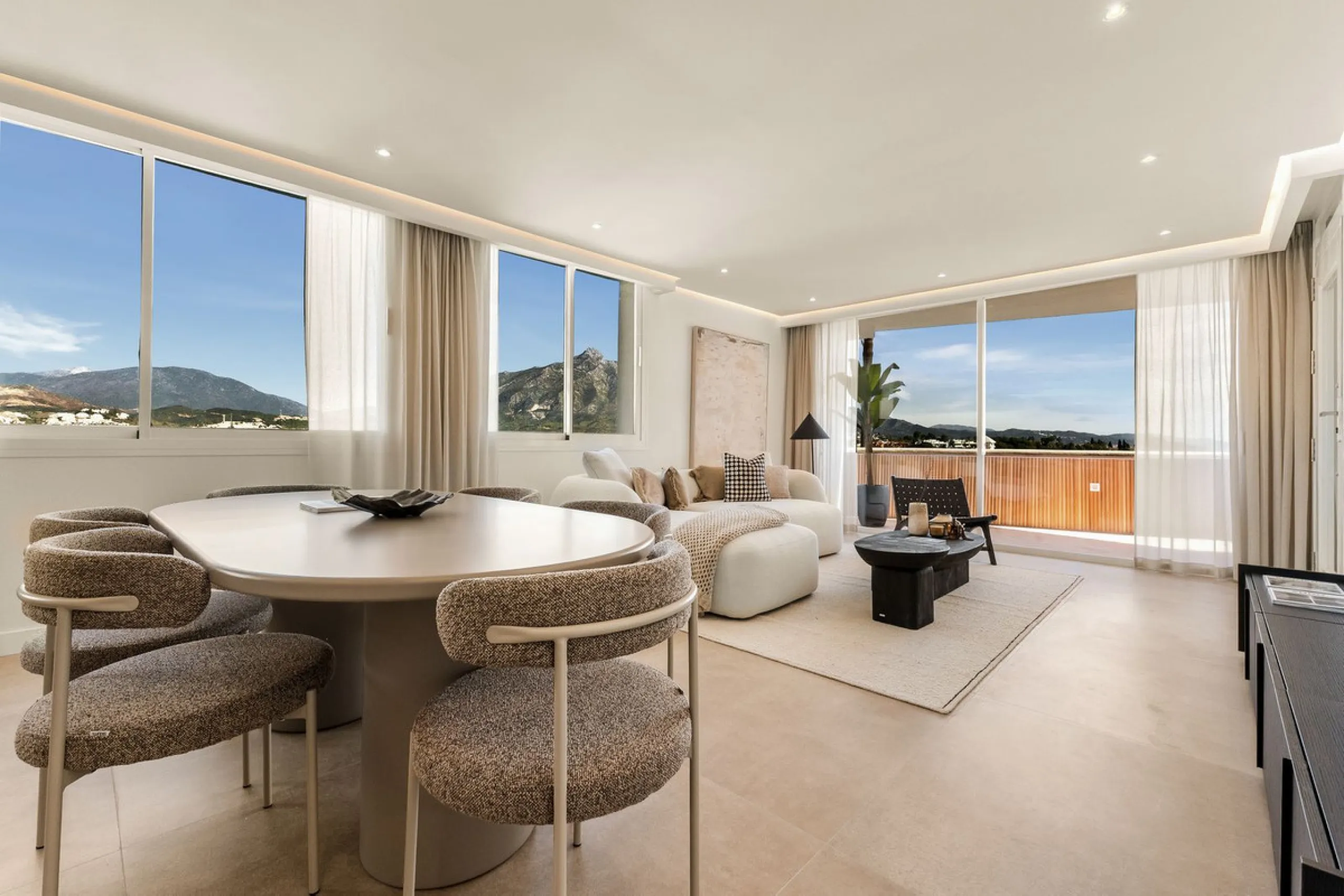 Discover this stunning fully renovated apartment in the heart of Nueva Andalucía, one of the most sought-after and fast-growing areas on the Costa del Sol.