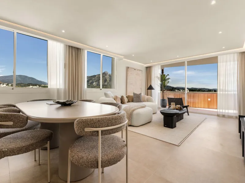 Discover this stunning fully renovated apartment in the heart of Nueva Andalucía, one of the most sought-after and fast-growing areas on the Costa del Sol.