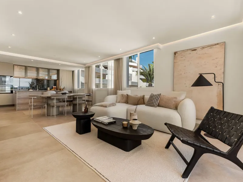 Discover this stunning fully renovated apartment in the heart of Nueva Andalucía, one of the most sought-after and fast-growing areas on the Costa del Sol.