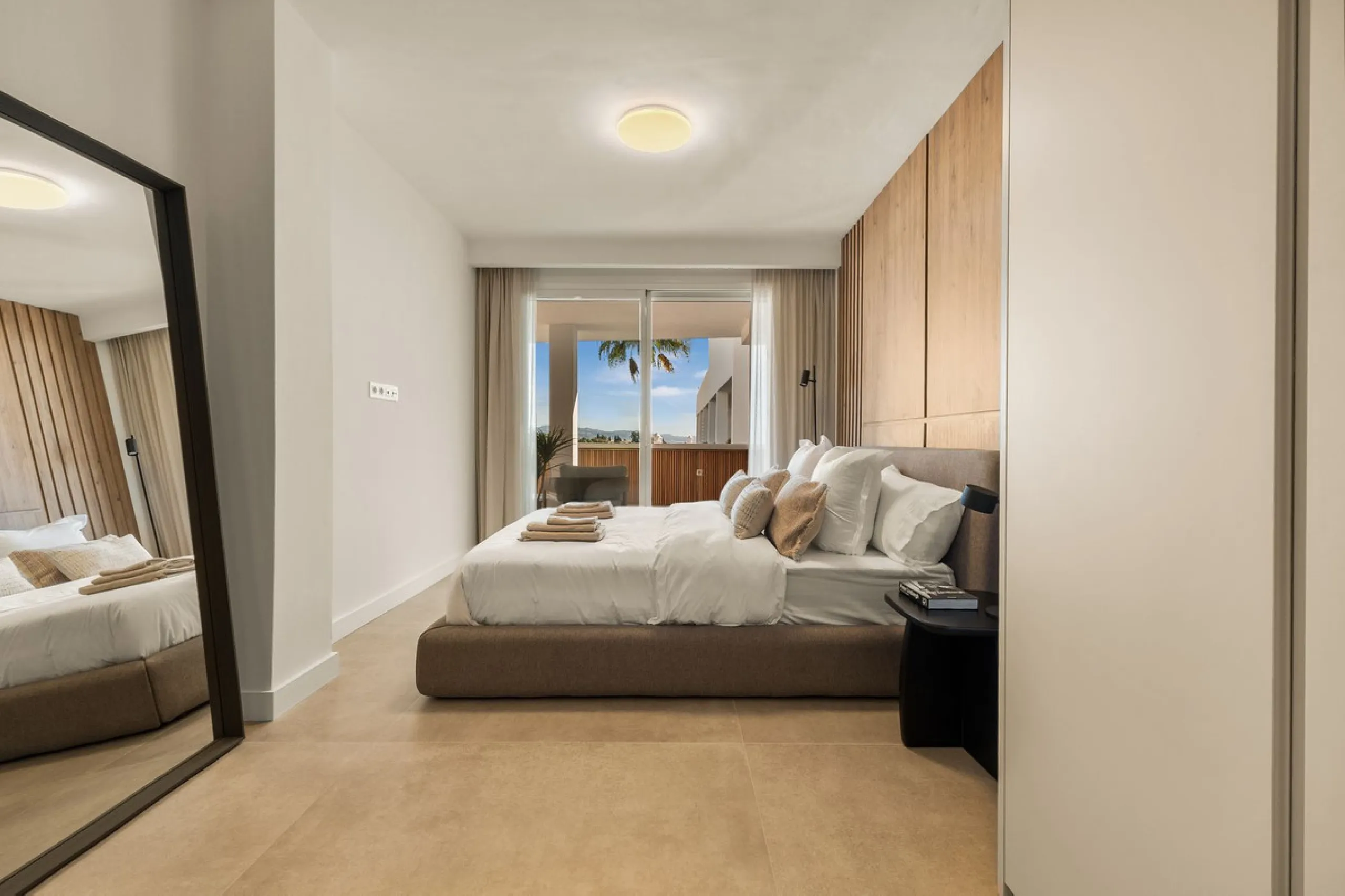 Discover this stunning fully renovated apartment in the heart of Nueva Andalucía, one of the most sought-after and fast-growing areas on the Costa del Sol.