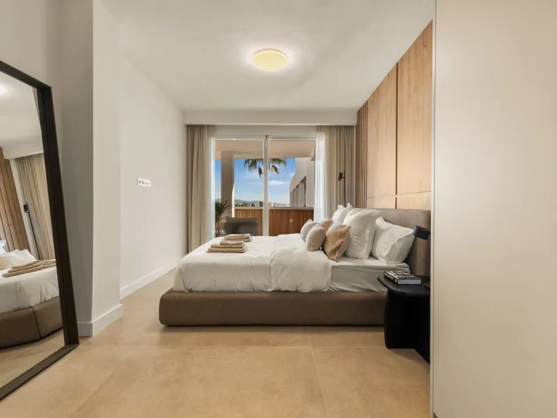 Discover this stunning fully renovated apartment in the heart of Nueva Andalucía, one of the most sought-after and fast-growing areas on the Costa del Sol.