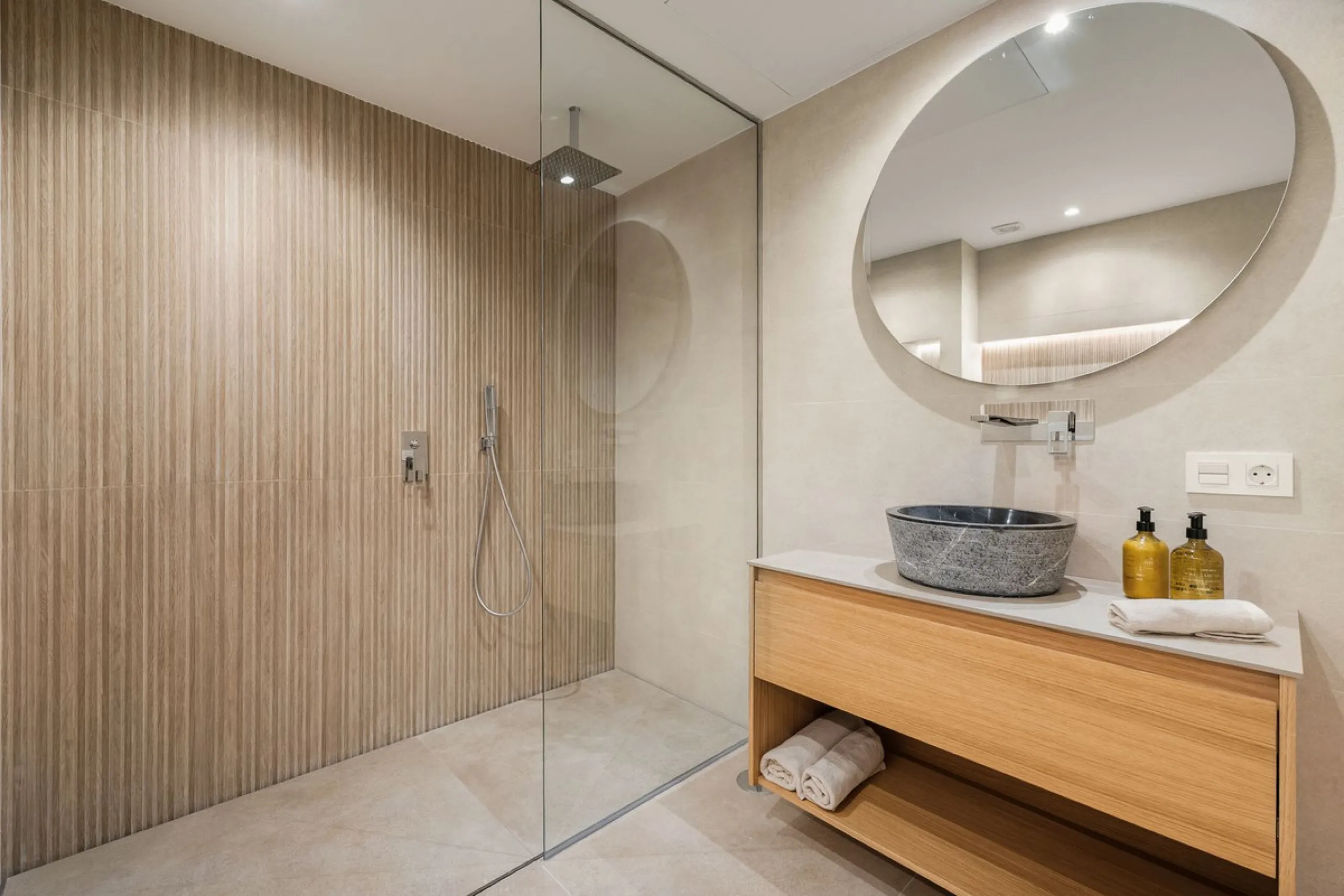 Discover this stunning fully renovated apartment in the heart of Nueva Andalucía, one of the most sought-after and fast-growing areas on the Costa del Sol.