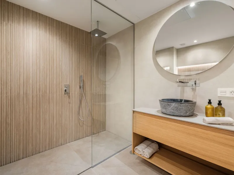 Discover this stunning fully renovated apartment in the heart of Nueva Andalucía, one of the most sought-after and fast-growing areas on the Costa del Sol.