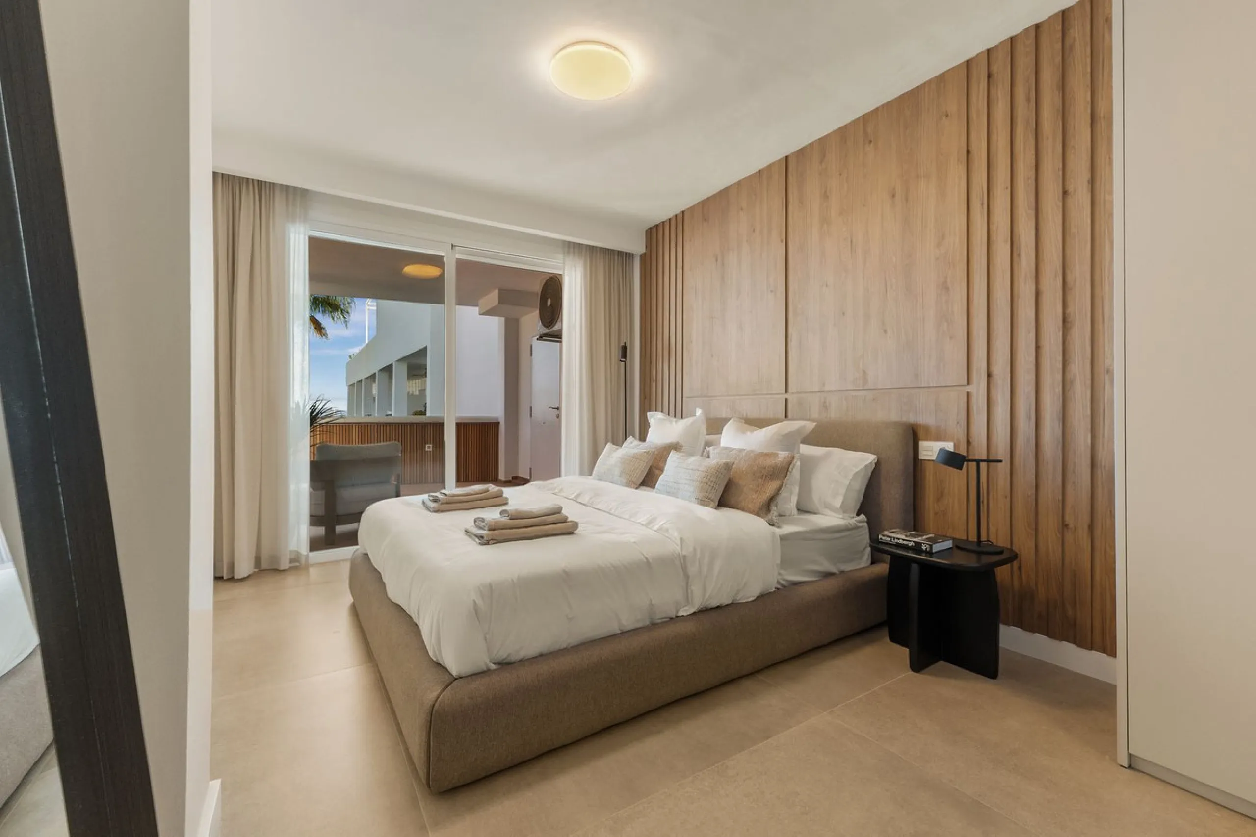 Discover this stunning fully renovated apartment in the heart of Nueva Andalucía, one of the most sought-after and fast-growing areas on the Costa del Sol.