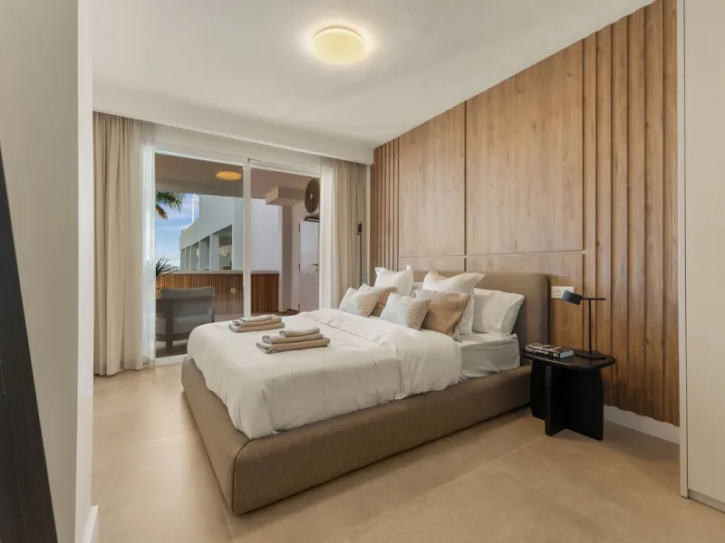 Discover this stunning fully renovated apartment in the heart of Nueva Andalucía, one of the most sought-after and fast-growing areas on the Costa del Sol.