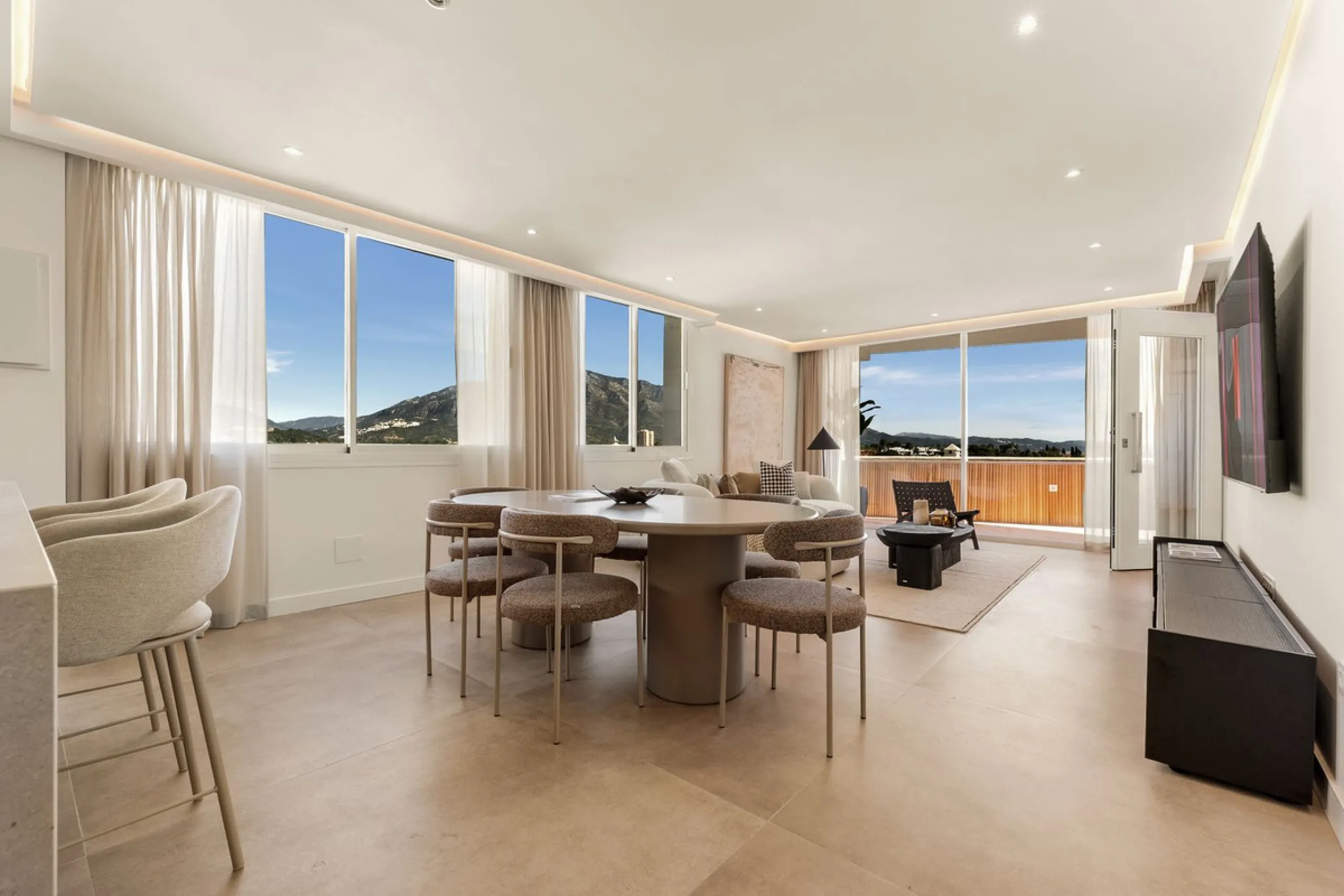 Discover this stunning fully renovated apartment in the heart of Nueva Andalucía, one of the most sought-after and fast-growing areas on the Costa del Sol.
