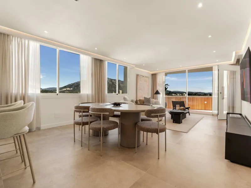 Discover this stunning fully renovated apartment in the heart of Nueva Andalucía, one of the most sought-after and fast-growing areas on the Costa del Sol.