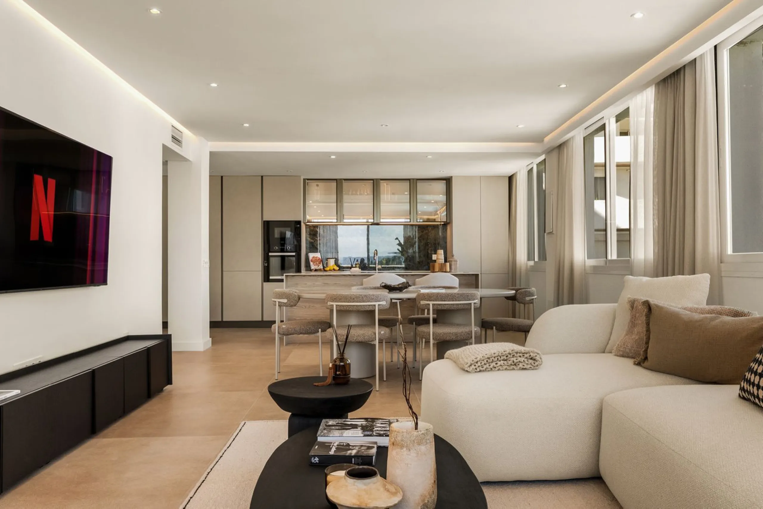Discover this stunning fully renovated apartment in the heart of Nueva Andalucía, one of the most sought-after and fast-growing areas on the Costa del Sol.