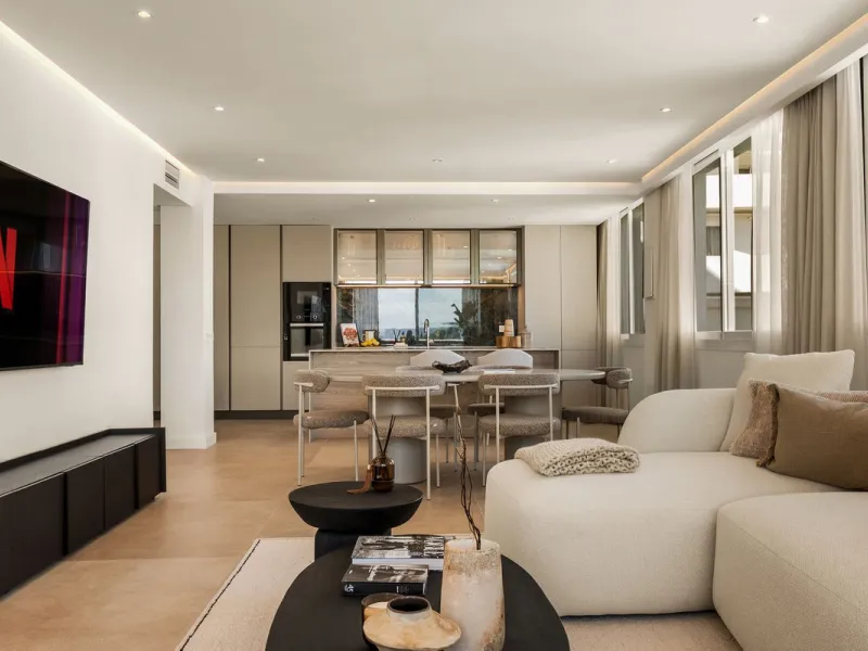 Discover this stunning fully renovated apartment in the heart of Nueva Andalucía, one of the most sought-after and fast-growing areas on the Costa del Sol.