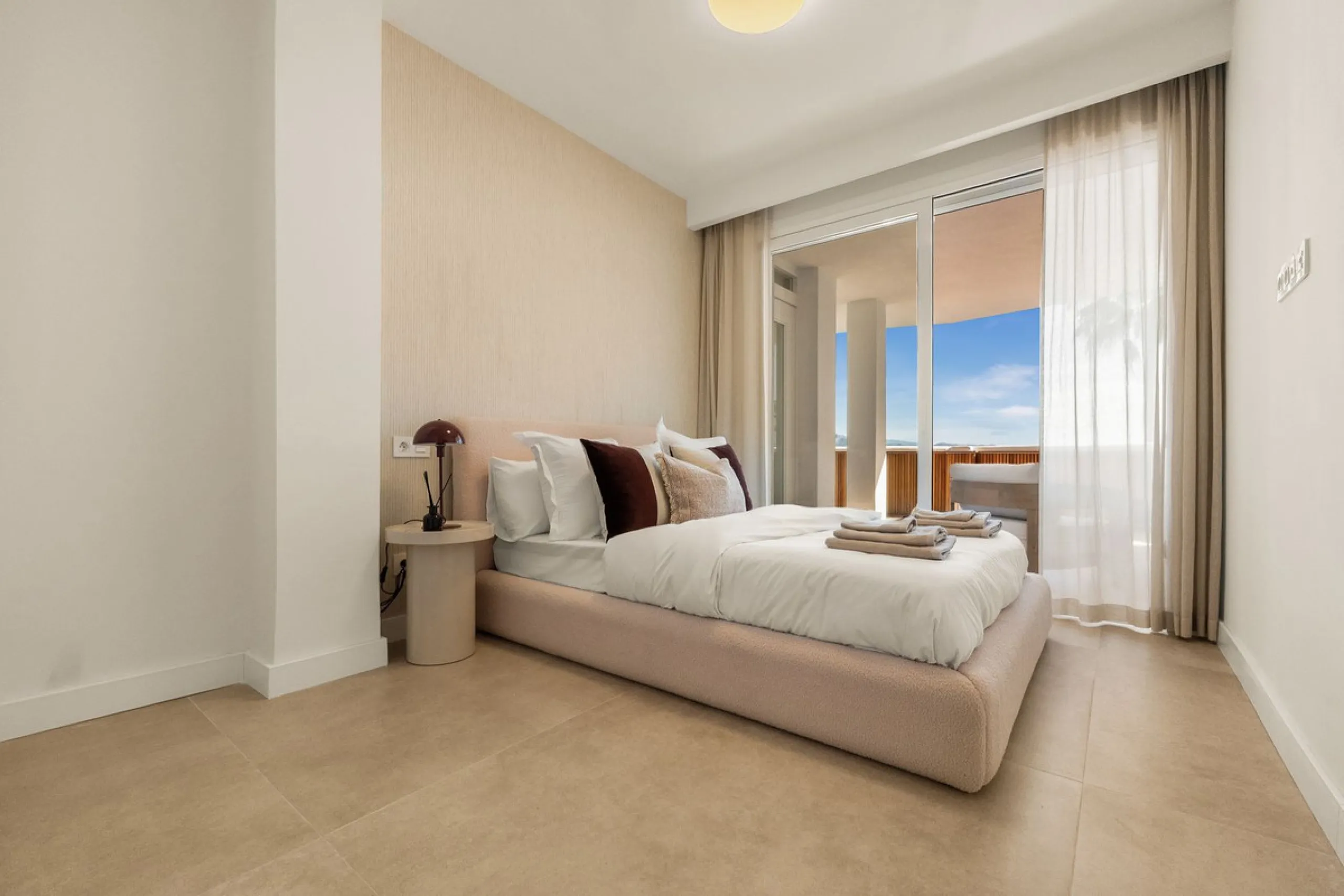 Discover this stunning fully renovated apartment in the heart of Nueva Andalucía, one of the most sought-after and fast-growing areas on the Costa del Sol.