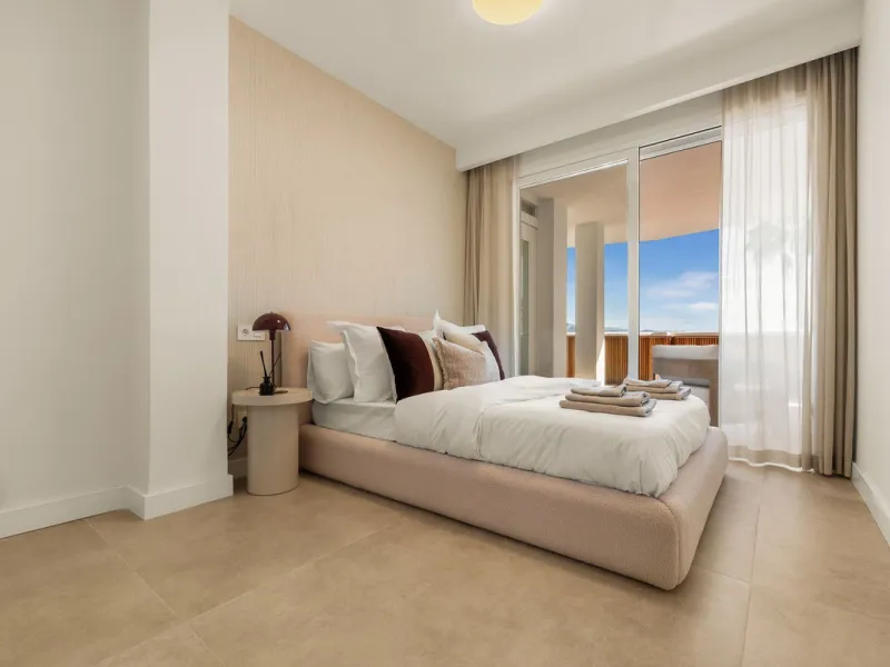 Discover this stunning fully renovated apartment in the heart of Nueva Andalucía, one of the most sought-after and fast-growing areas on the Costa del Sol.