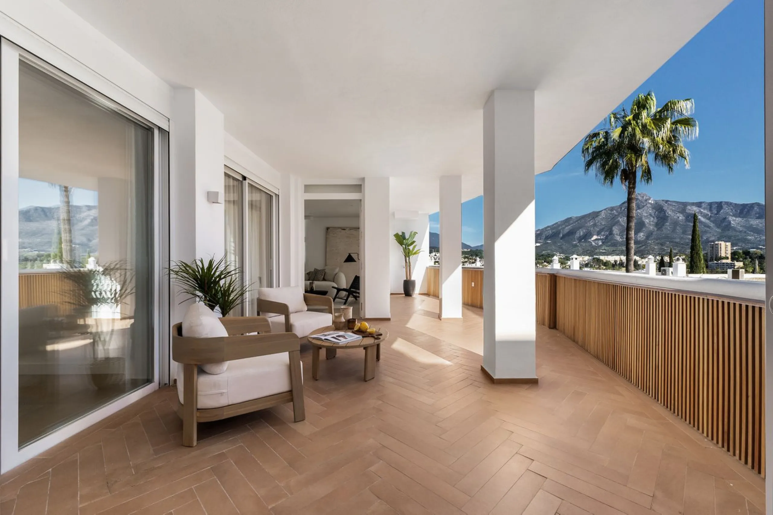 Discover this stunning fully renovated apartment in the heart of Nueva Andalucía, one of the most sought-after and fast-growing areas on the Costa del Sol.