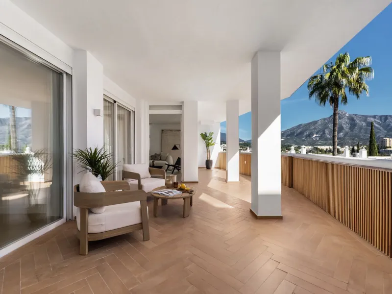 Discover this stunning fully renovated apartment in the heart of Nueva Andalucía, one of the most sought-after and fast-growing areas on the Costa del Sol.