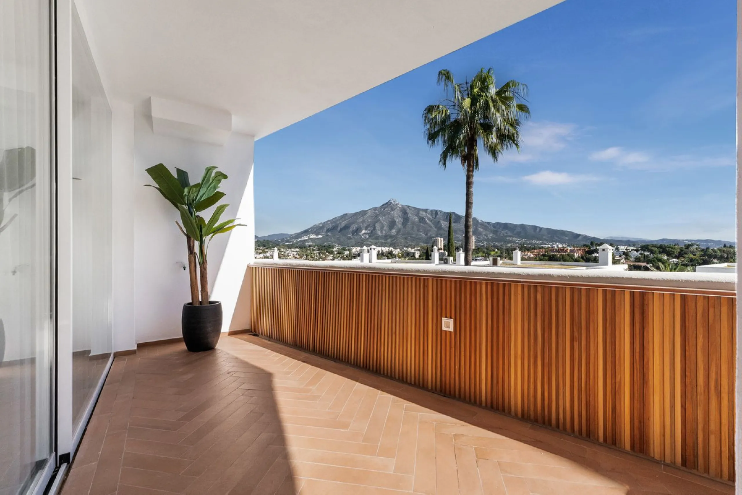 Discover this stunning fully renovated apartment in the heart of Nueva Andalucía, one of the most sought-after and fast-growing areas on the Costa del Sol.