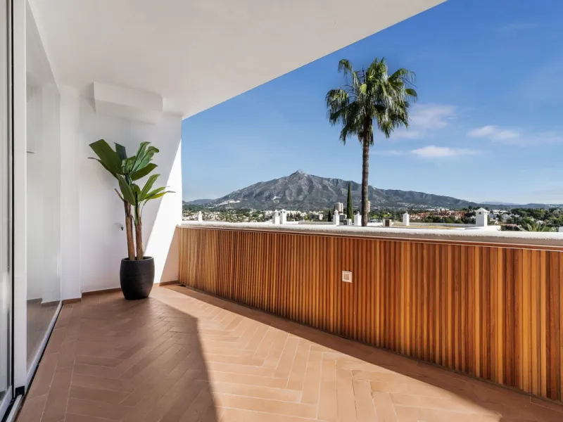 Discover this stunning fully renovated apartment in the heart of Nueva Andalucía, one of the most sought-after and fast-growing areas on the Costa del Sol.