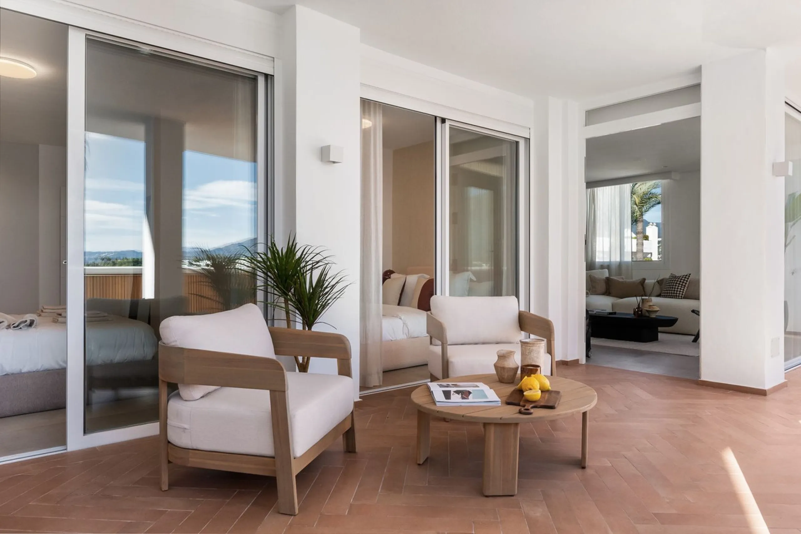 Discover this stunning fully renovated apartment in the heart of Nueva Andalucía, one of the most sought-after and fast-growing areas on the Costa del Sol.